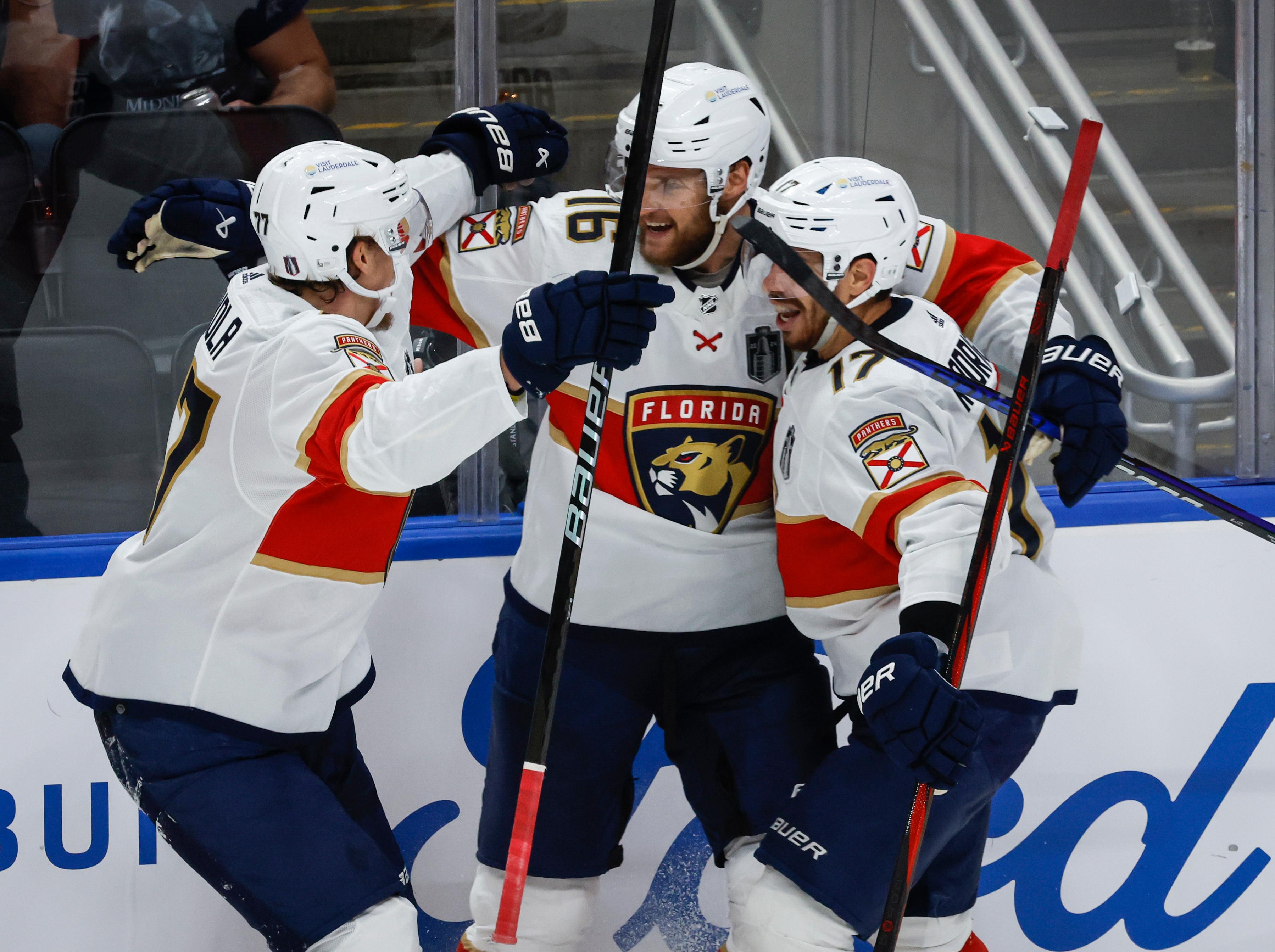 Floridas Aleksander Barkov, Niko Mikkola och Evan Rodrigues firar efter ett av matchens fyra mål mot Edmonton. Foto: Jeff McIntosh/The Canadian Press via AP/TT