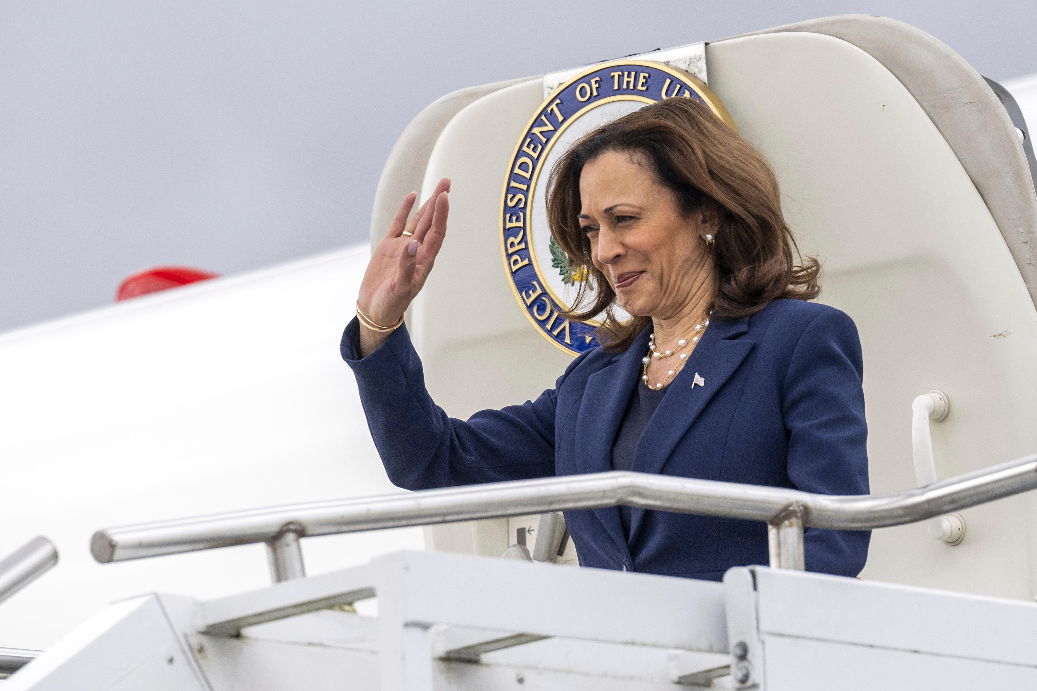 Kamala Harris anländer till fredskonferensen i Schweiz. Foto: Ennio Leanza/AP/TT