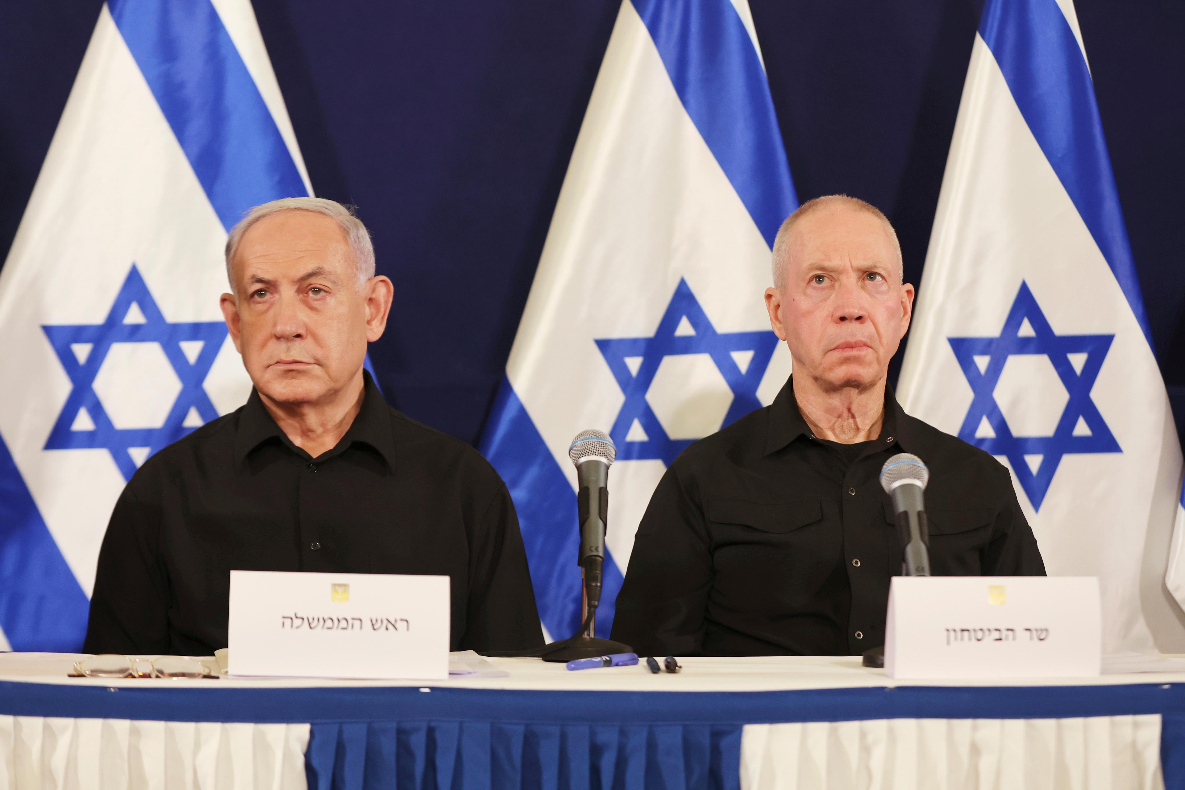 Israels premiärminister Benjamin Netanyahu och försvarsminister Yoav Gallant, som var krigskabinettets sista kvarvarande medlemmar innan upplösningen. Arkivbild. Foto: Abir Sultan/poolfoto via AP/TT