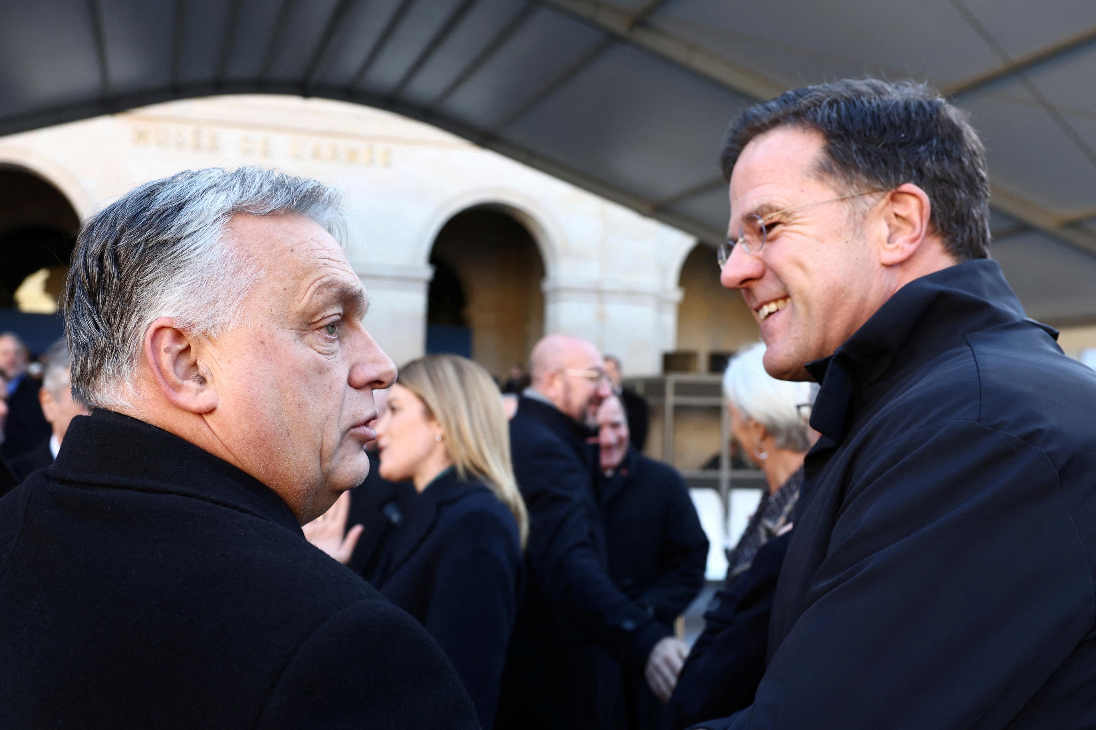 Ungerns premiärminister Viktor Orbán tillsammans med Nederländernas premiärminister Mark Rutte vid en ceremoni i Paris i januari. Arkivbild. Foto: Stephanie Lecocq/AP/TT