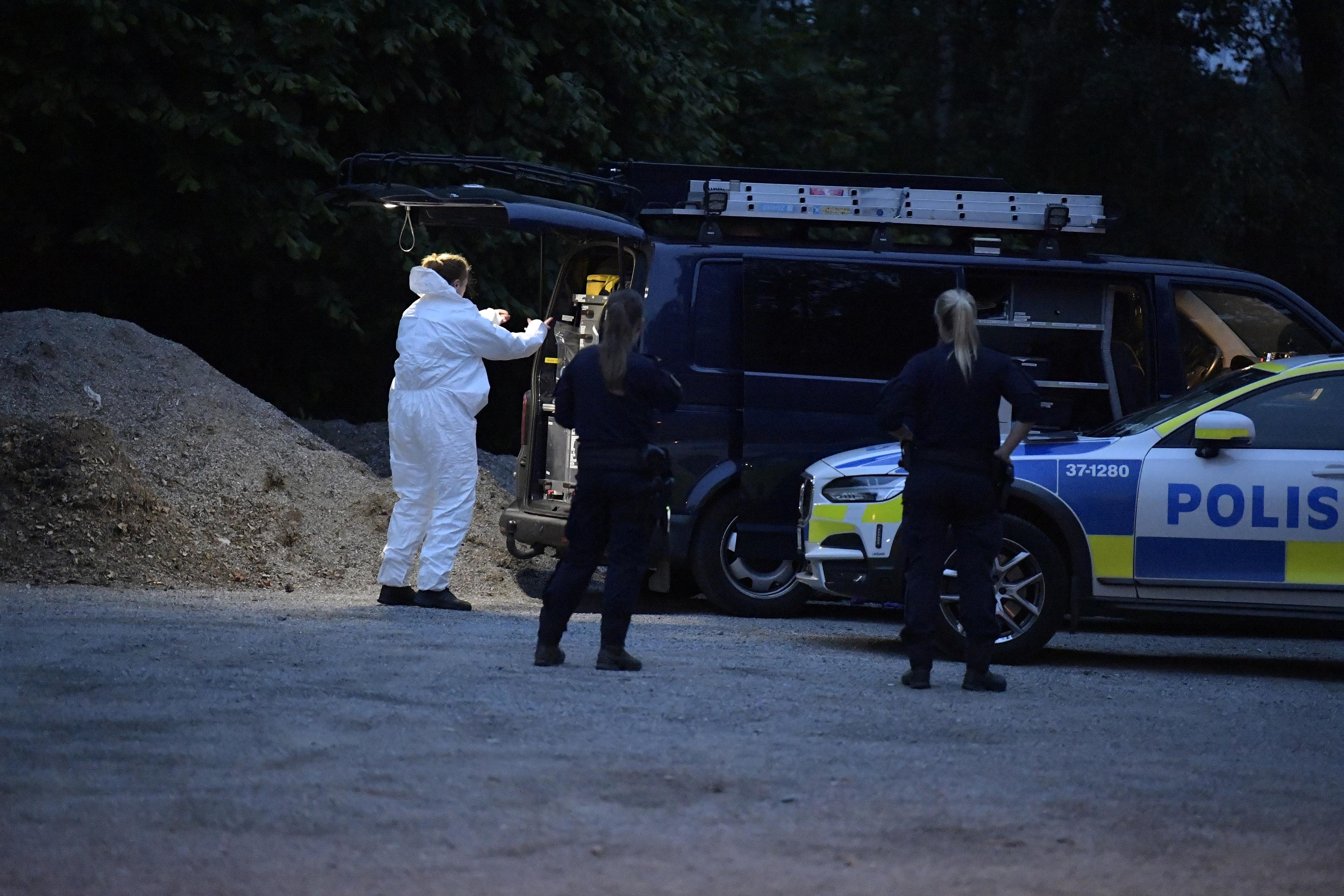 Polis på plats i Salem söder om Stockholm efter att en man hittats skjuten i ett skogsområde. Foto: Oscar Olsson/TT