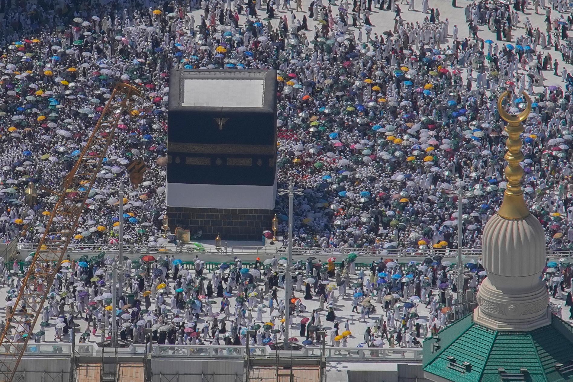 Pilgrimer vid den kubformade byggnaden Kaba i måndags. Foto: Rafiq Maqbool/AP/TT