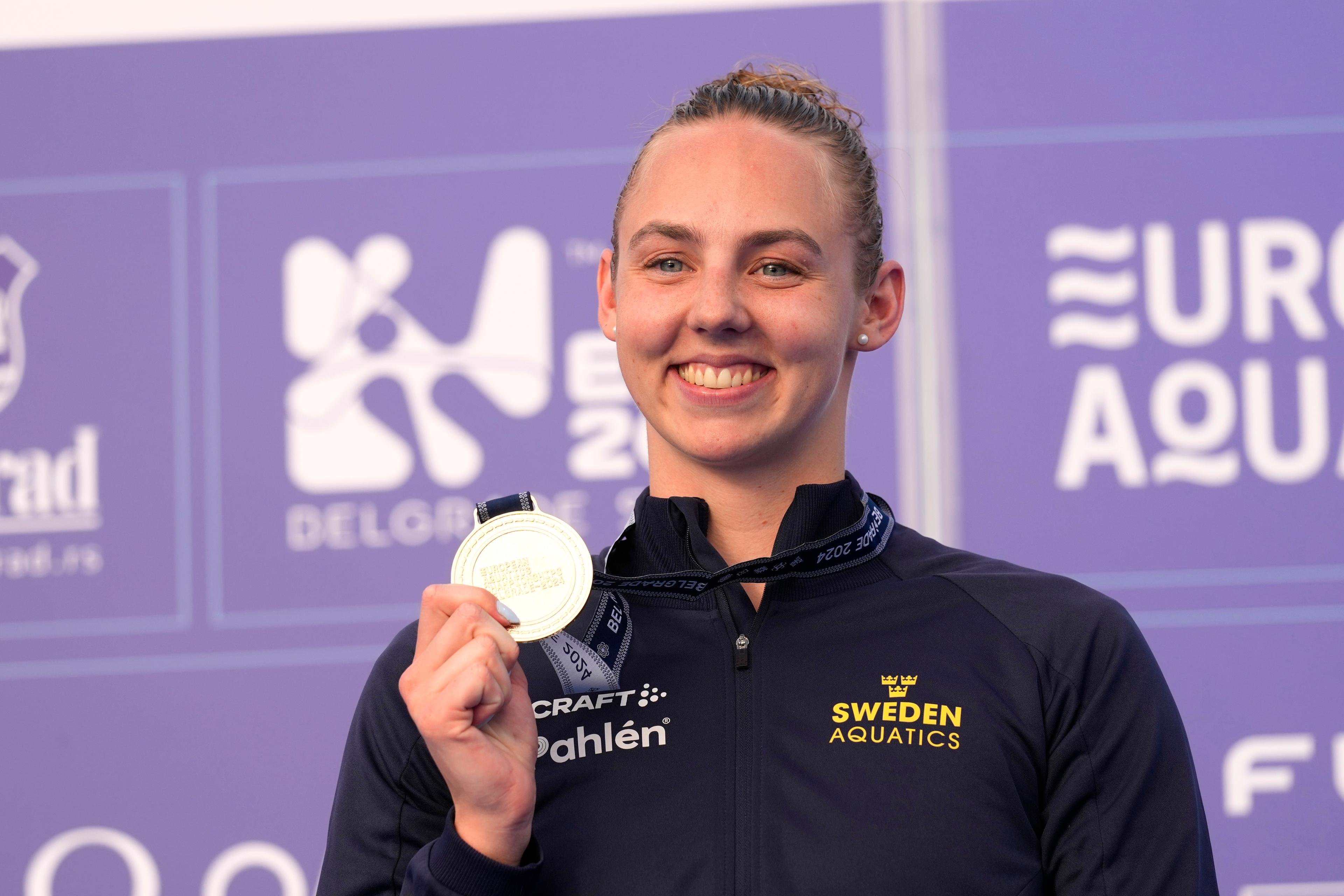 Sara Junevik med sitt EM-guld. Foto: Darko Bandic/AP/TT