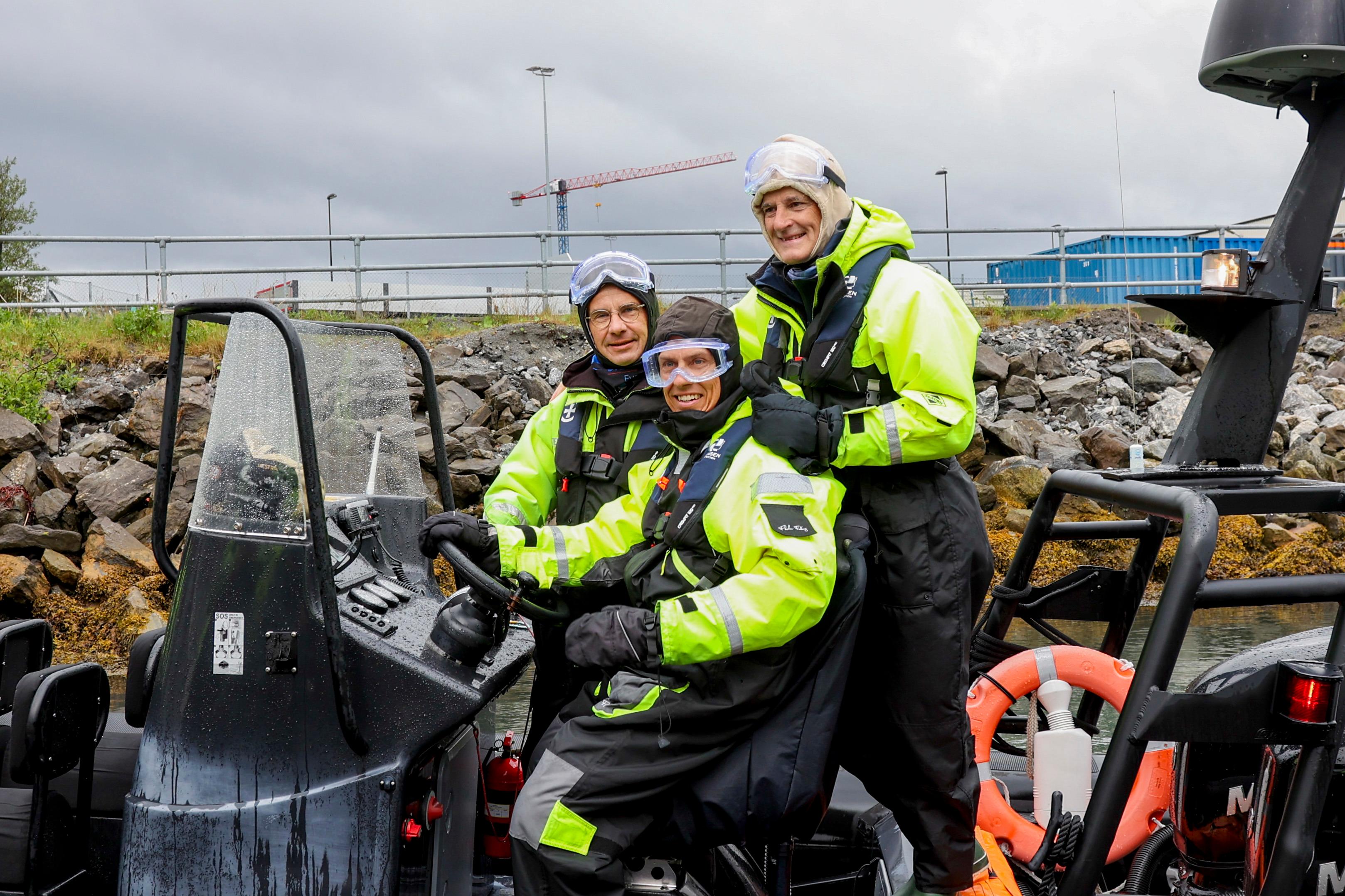 Sveriges statsminister Ulf Kristersson, Finlands president Alexander Stubb och Norges statsminister Jonas Gahr Støre åker ribbåt från hamnen i Bodø till tidvattenströmmen Saltstraumen. Foto: Jan Langhaug/NTB/TT