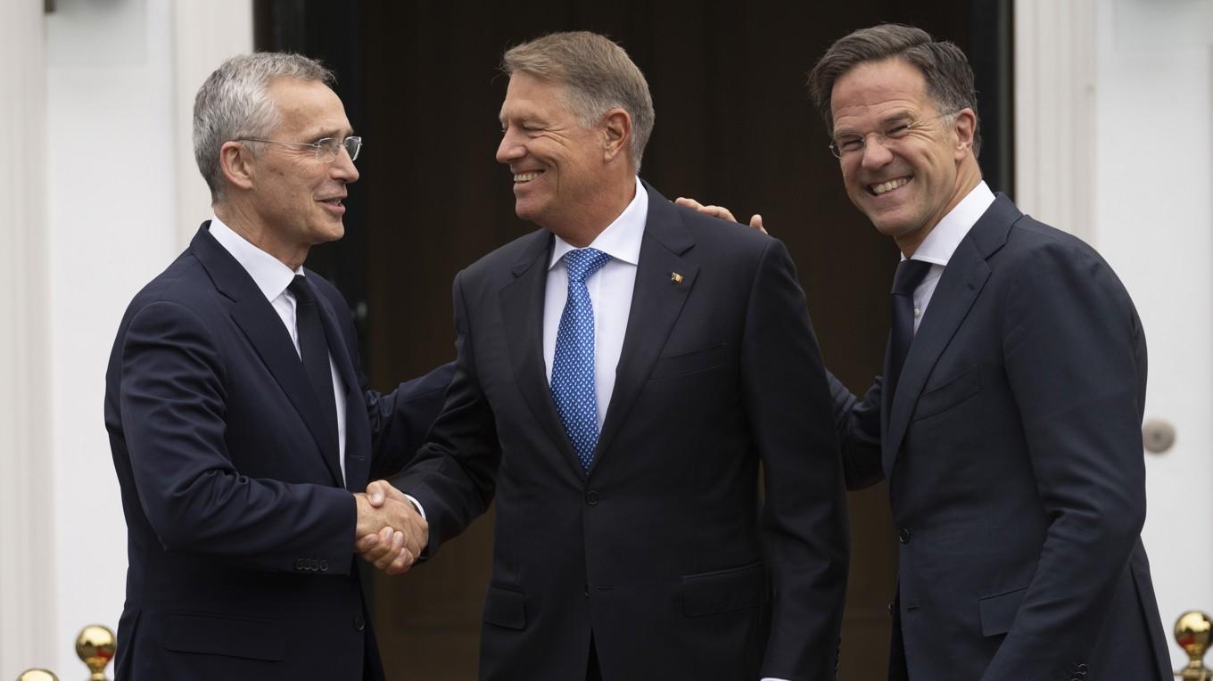 Natos avgående generalsekreterare Jens Stoltenberg tillsammans med Rumäniens president Klaus Iohannis och Nederländernas president Mark Rutte i fjol. Foto: Peter Dejong/AP/TT