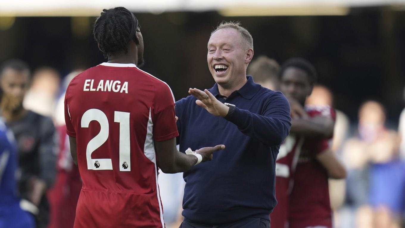 Leicesters nya tränare Steve Cooper med svenska landslagsspelaren Anthony Elanga i Nottingham Forest. Arkivbild. Foto: AP Photo/Kirsty Wigglesworth