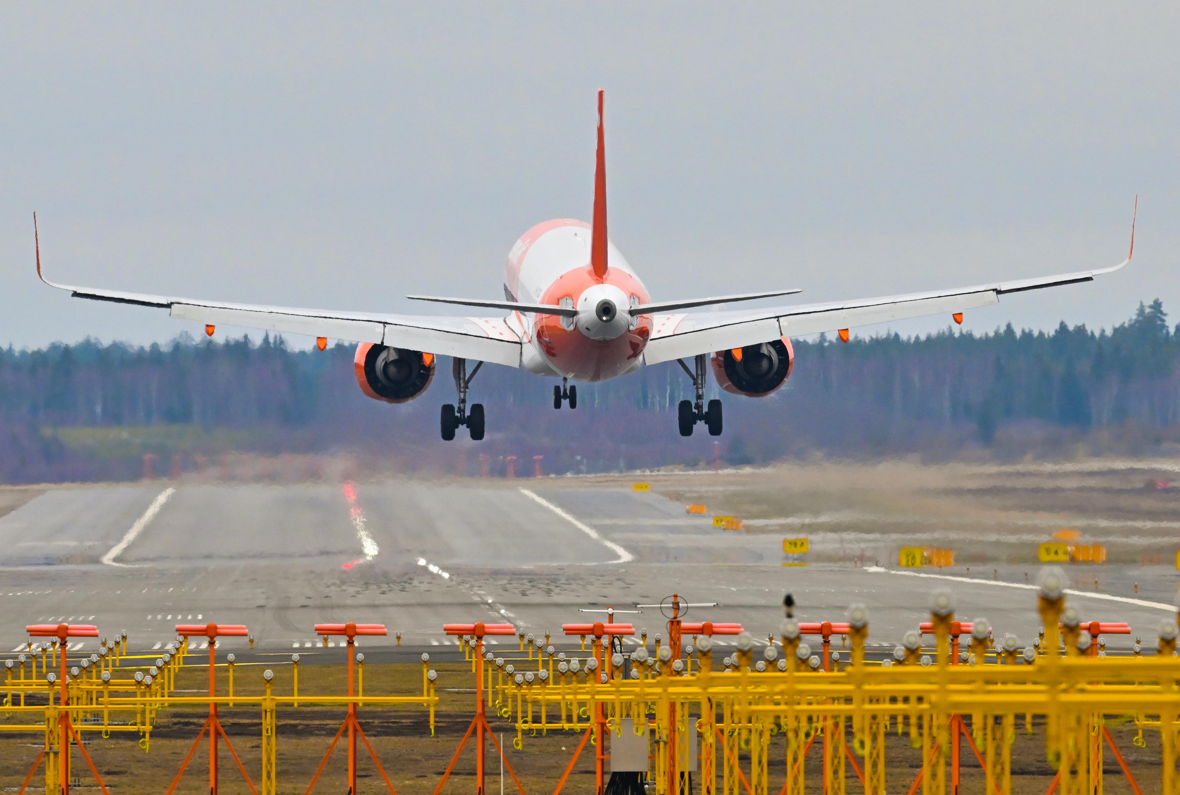 Regeringen vill halvera flygskatten, bland annat för att förbättra konkurrenskraften. Arkivbild. Foto: Jonas Ekströmer/TT