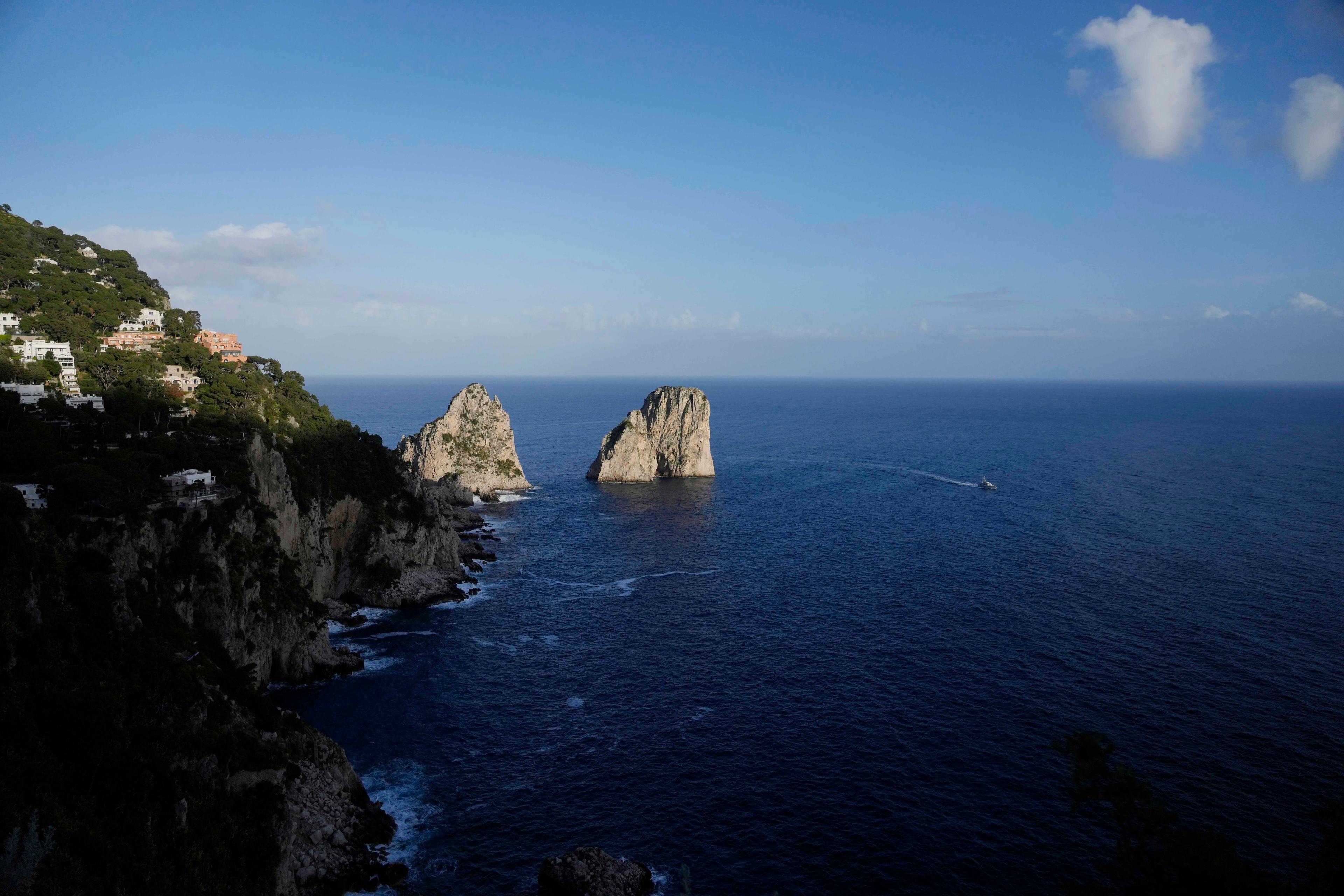Utsikt över Medelhavet från den italienska ön Capri. Ön har drabbats av en omfattande vattenläcka. Arkivbild. Foto: Gregorio Borgia/AP/TT