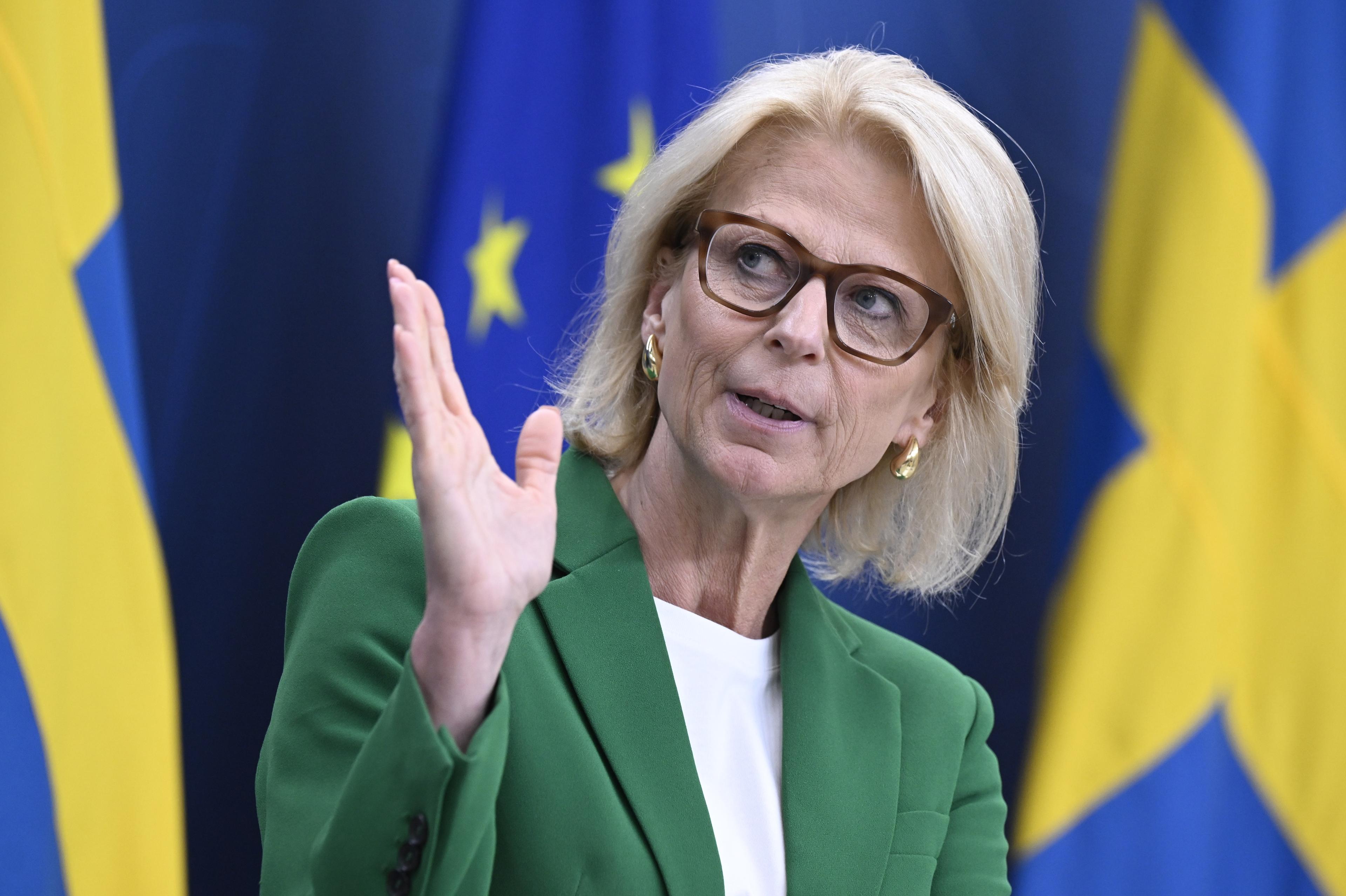 Finansminister Elisabeth Svantesson (M) har gått från att i början av juni (bilden) säga att det inte riktigt går att ropa hej än om att inflationskampen är över till att nu hävda att den "är vunnen". Foto: Jessica Gow/TT