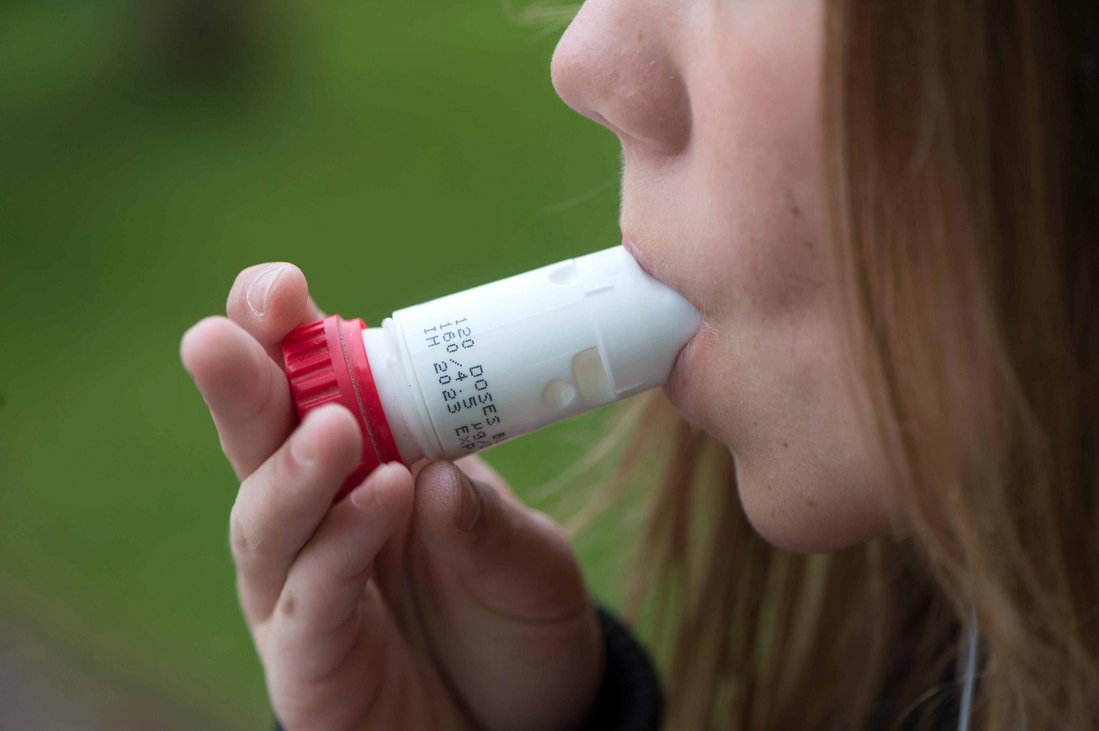 En flicka inhalerar astmamedicin. Arkivbild. Foto: Fredrik Sandberg/TT