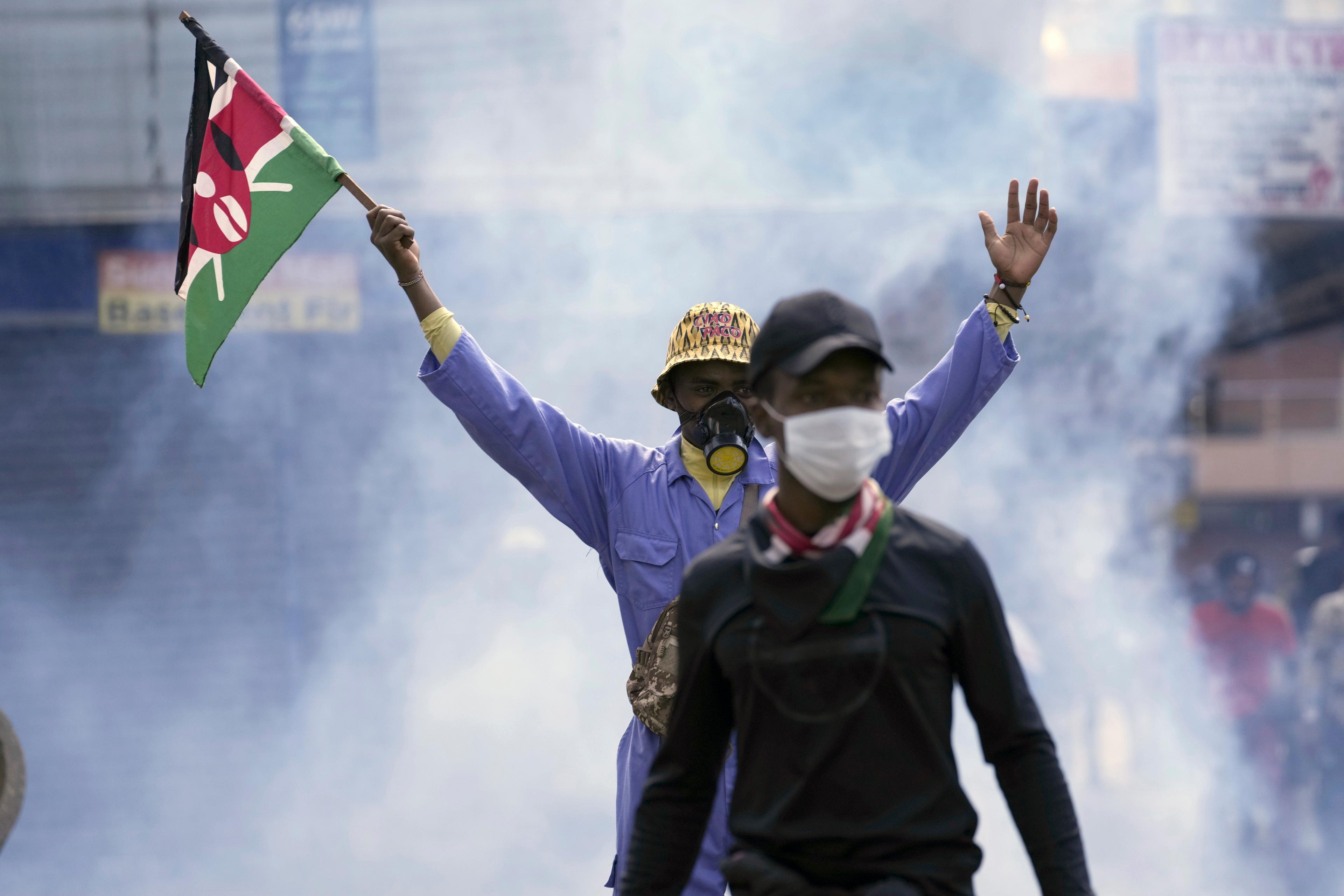 En demonstrant med en kenyansk flagga i Nairobi. Foto: Brian Inganga/AP/TT