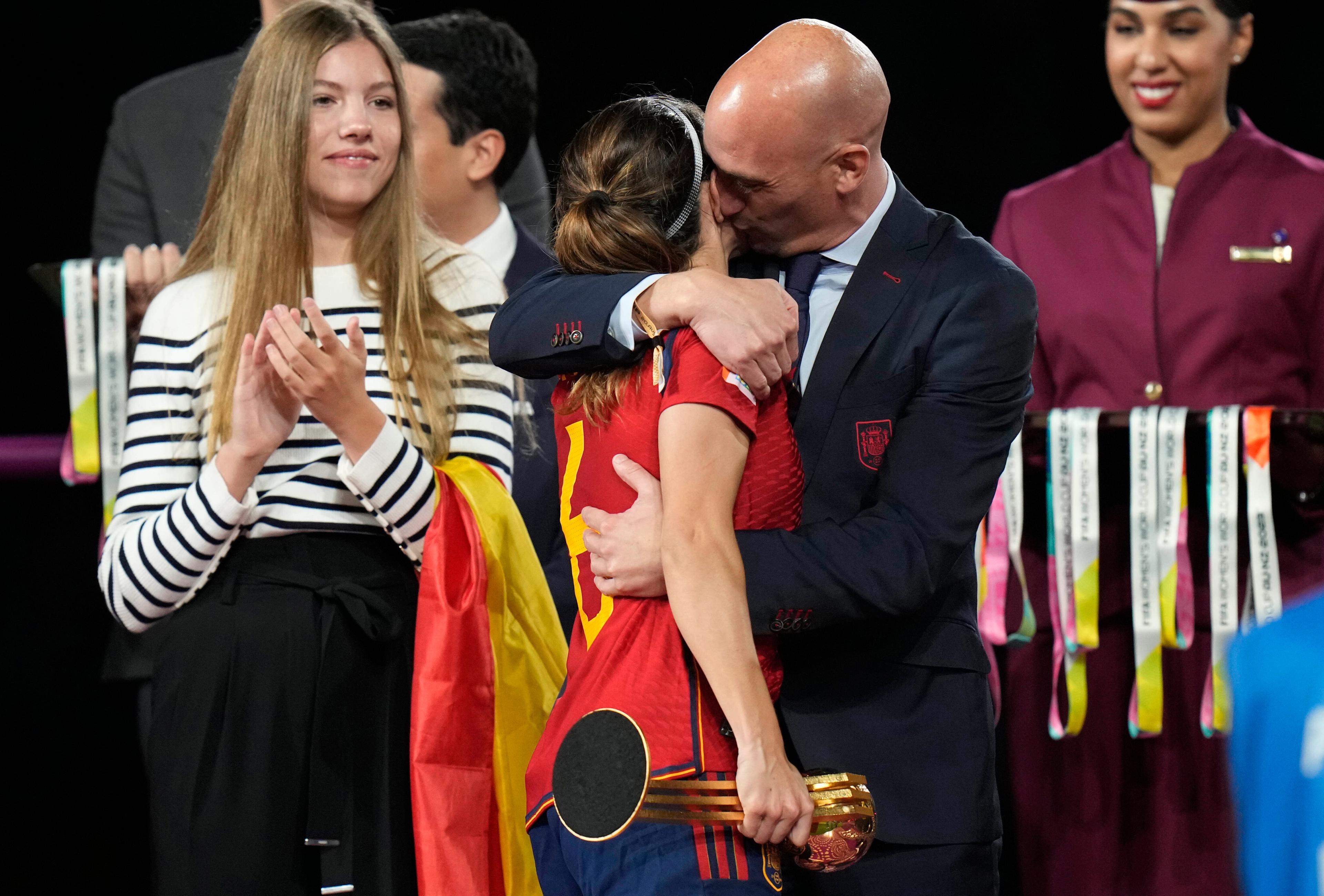 Luis Rubiales och Aitana Bonmati vid medaljceremonin förra året. Arkivbild. Foto: Alessandra Tarantino/AP/TT