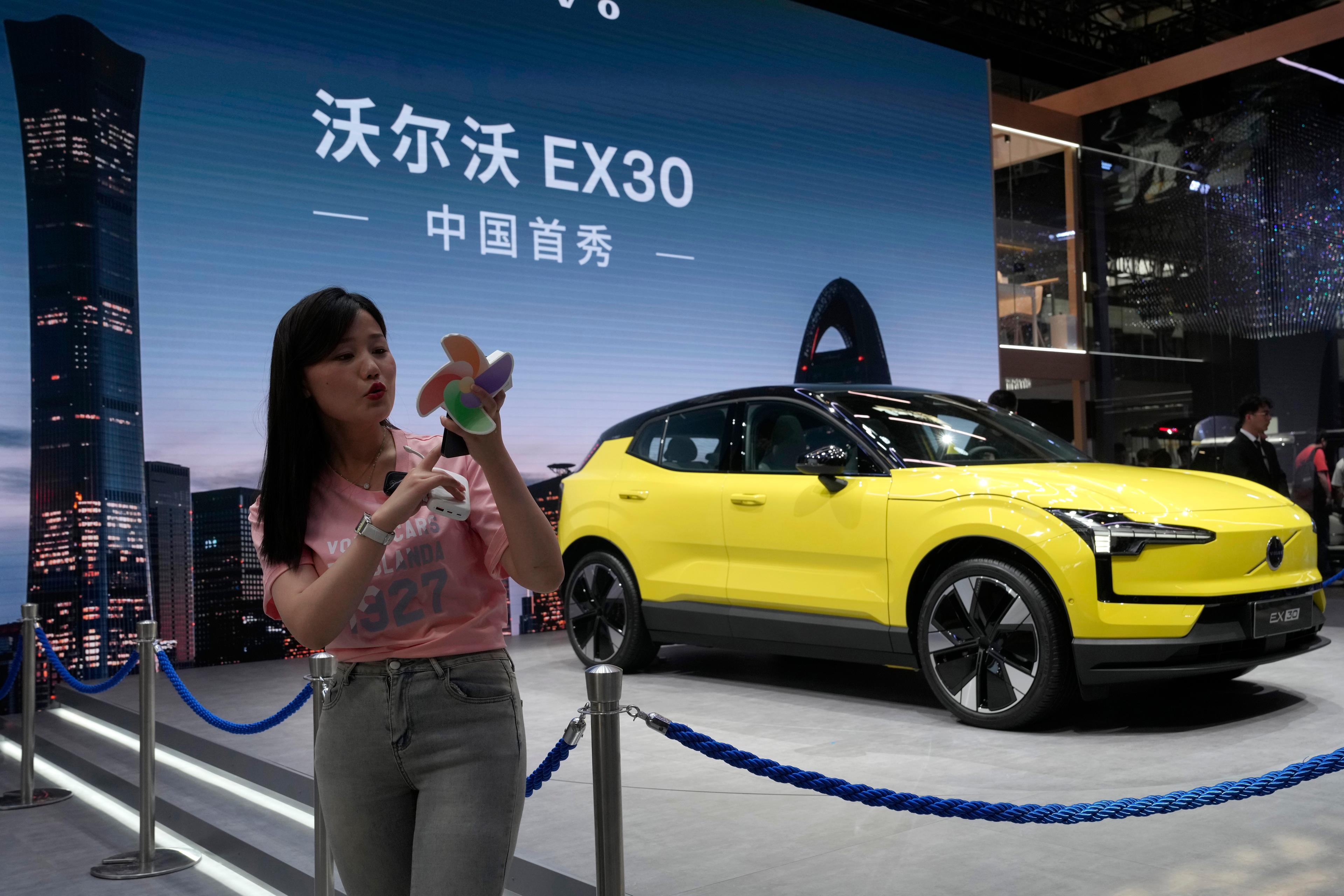 Volvos EX30 uppmärksammades på en bilmässa i Peking i april. Arkivbild. Foto: Ng Han Guan/AP/TT
