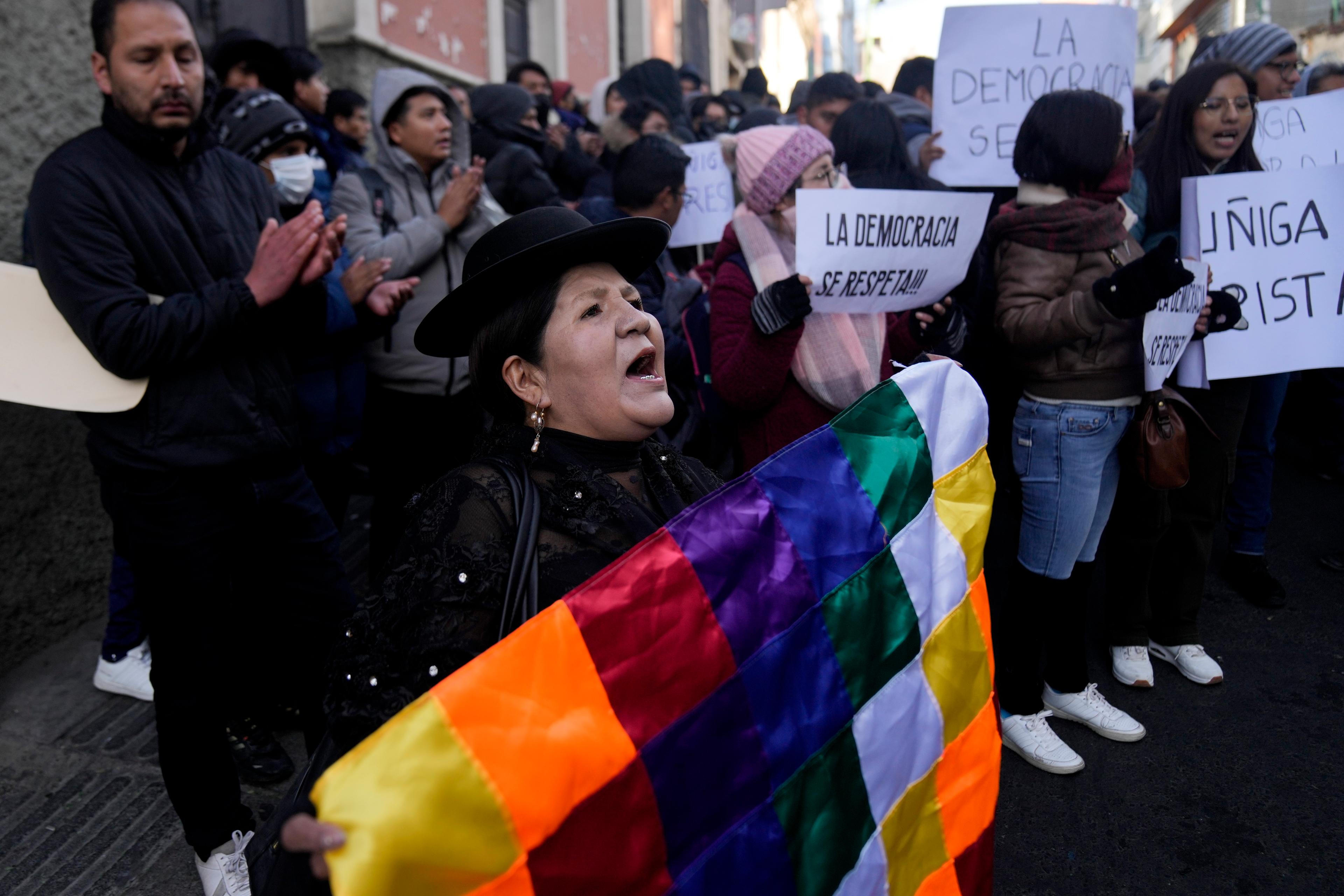 Anhängare till president Arce har tagit sig ut på gatorna för att visa sitt stöd. Foto: Juan Karita/AP/TT