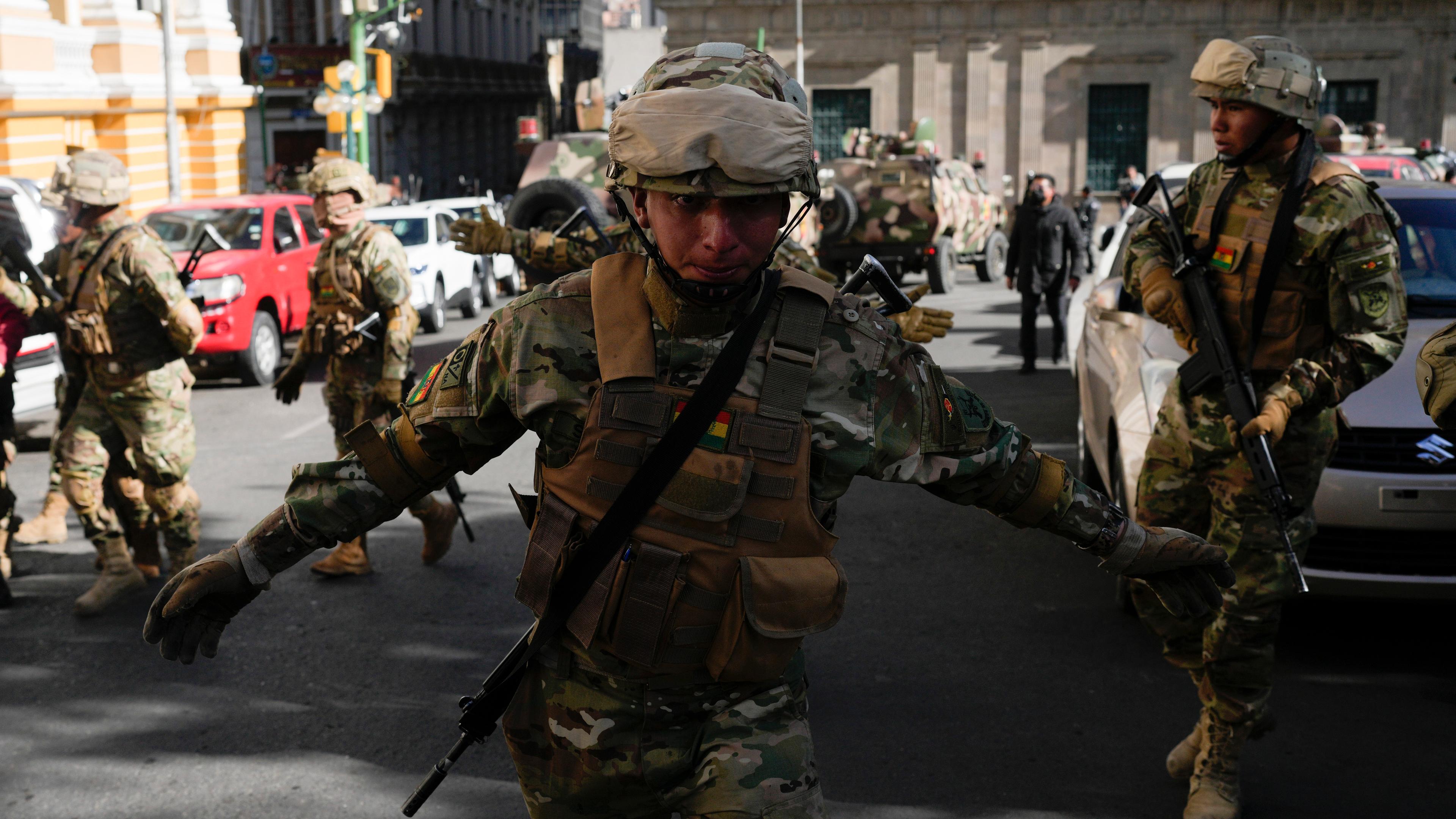 En soldat gestikulerar för att få journalister att lämna Plaza Murillo i La Paz i Bolivia. Foto: Juan Karita/AP/TT