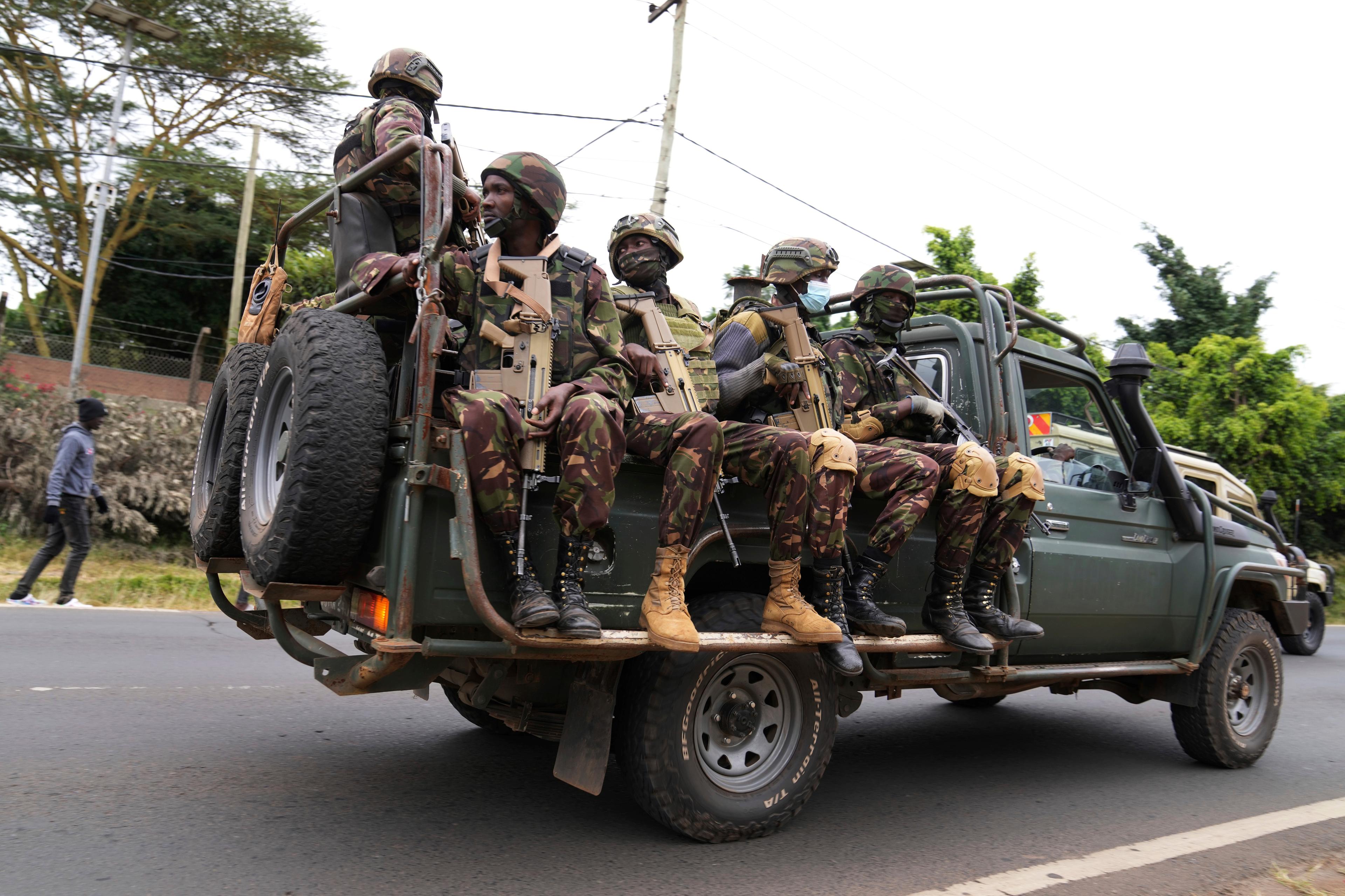 Beväpnade soldater patrullerar i Kenyas huvudstad Nairobi på torsdagen, där demonstranter möts av tårgas och gummiklädda kulor. Foto: Brian Inganga/AP/TT