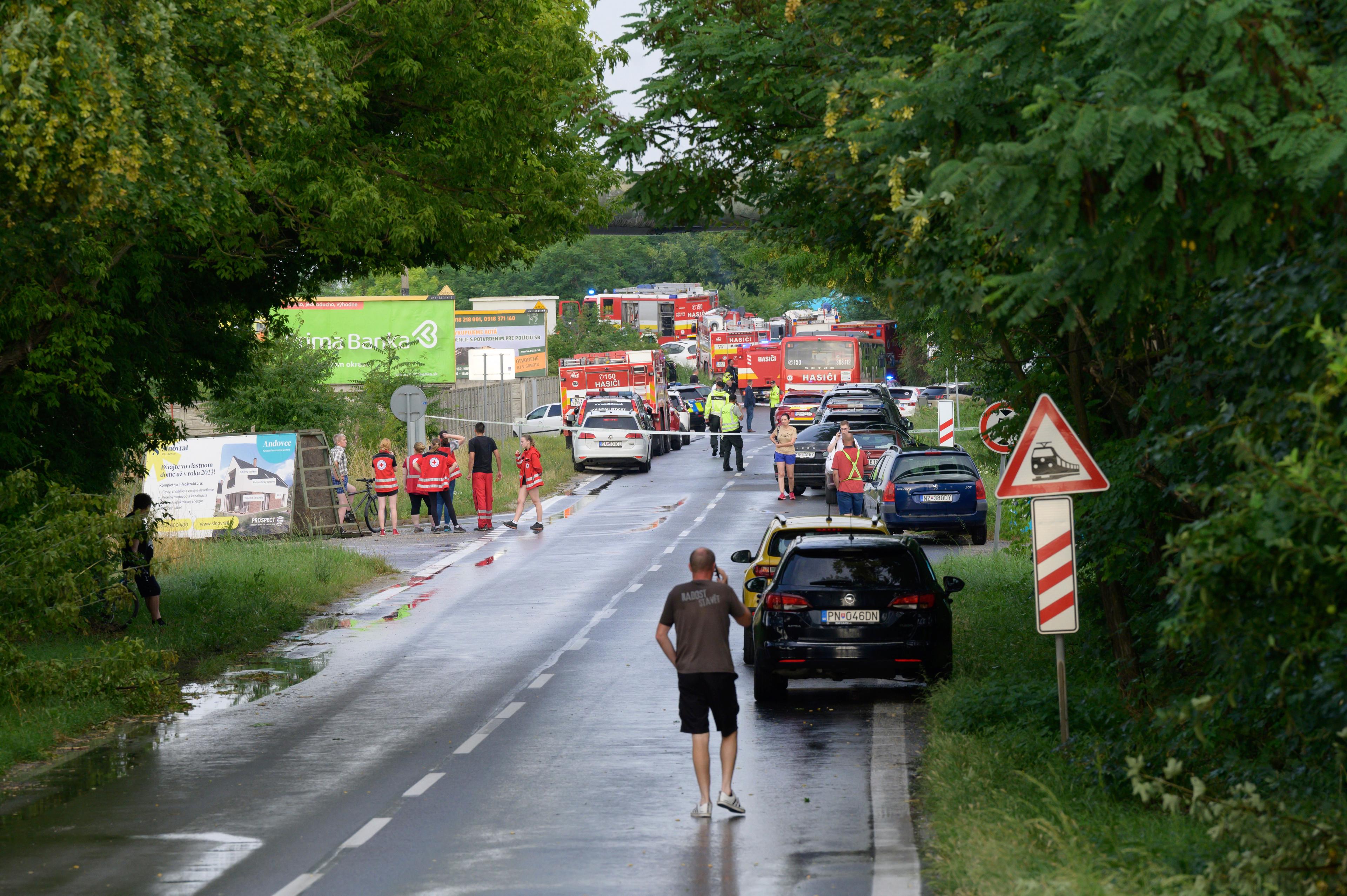Räddningstjänst arbetar vid olycksplatsen. Foto: Henrich Misovic/TASR via AP/TT