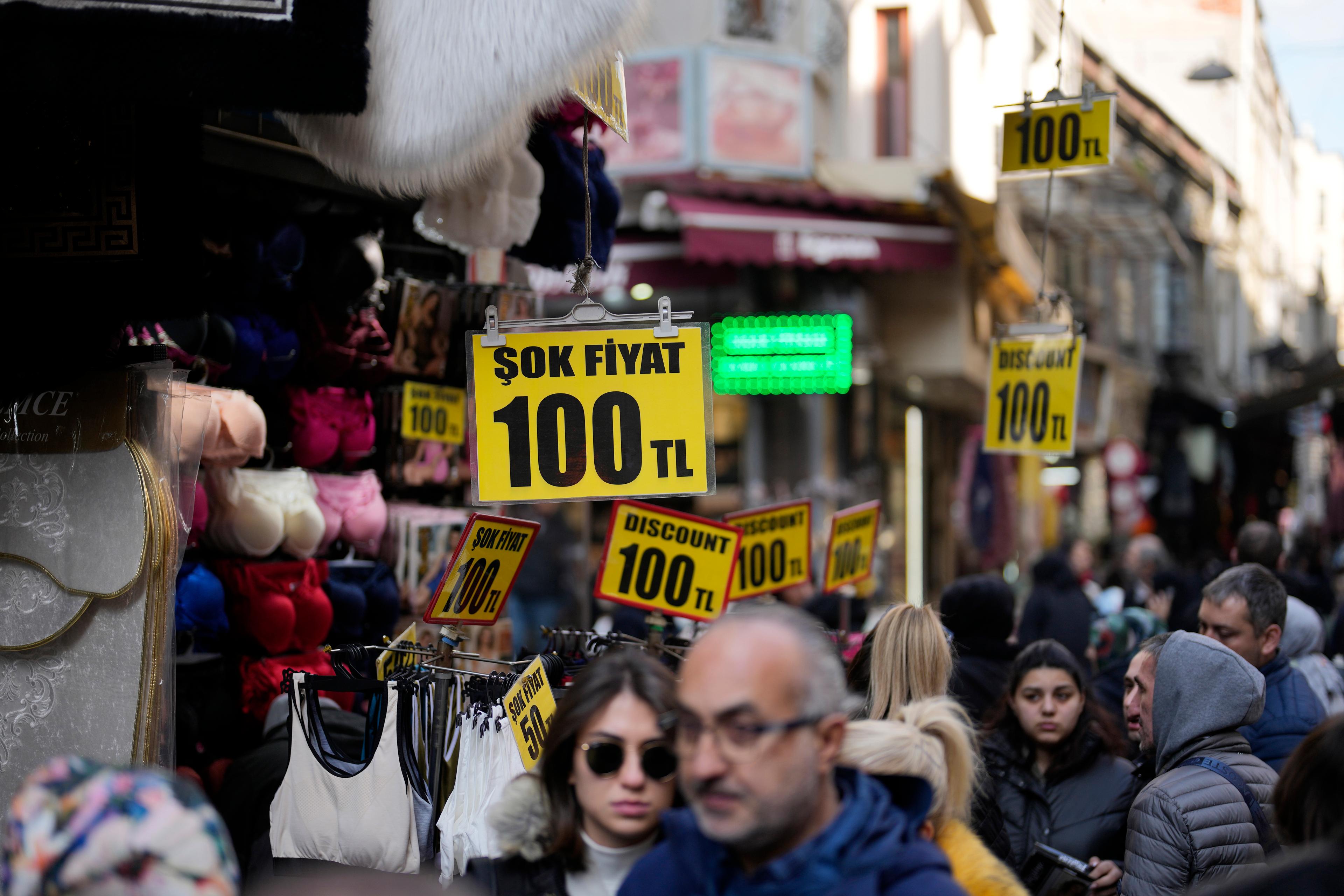 Styrräntan i Turkiet har sedan en tid legat på 50 procent för att bekämpa den ovanligt höga inflationen i landet, nyligen uppmätt till 75 procent. Arkivbild från Istanbul. Foto: Khalil Hamra/AP/TT