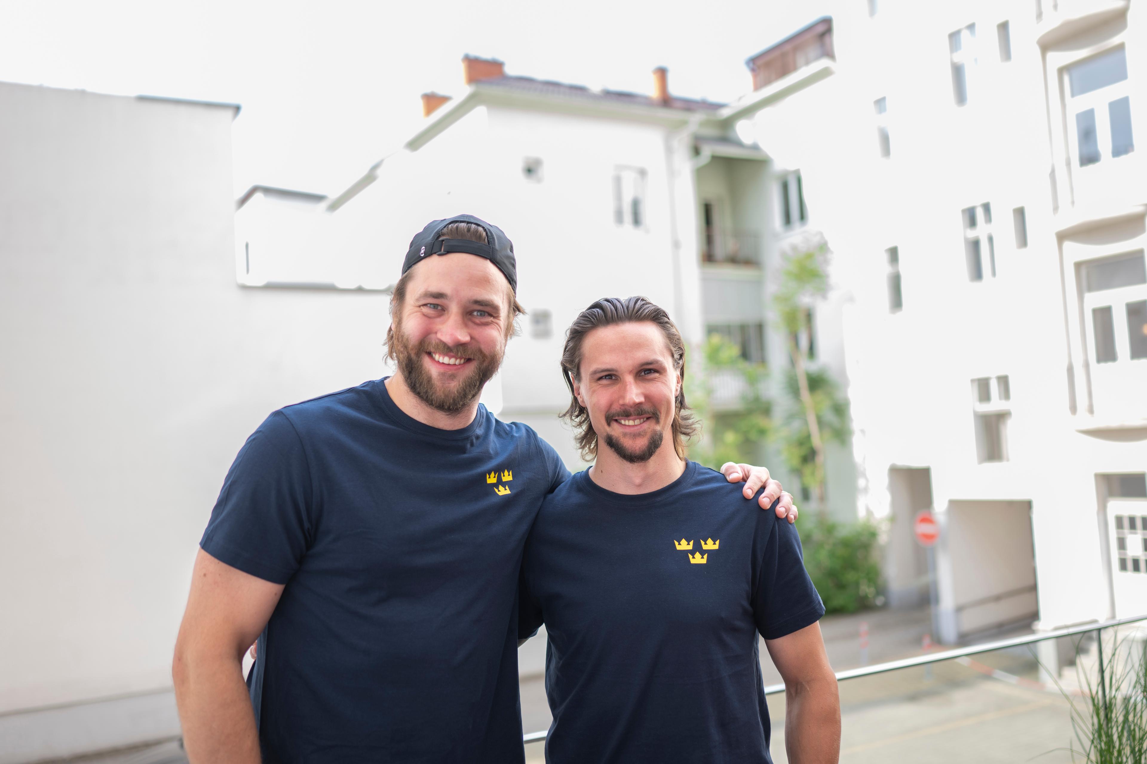 Victor Hedman och Erik Karlsson deltog båda i senaste VM. Nu står det klart att duon också ska spela den nya fyrnationsturneringen. Arkivbild. Foto: Björn Larsson Rosvall/TT