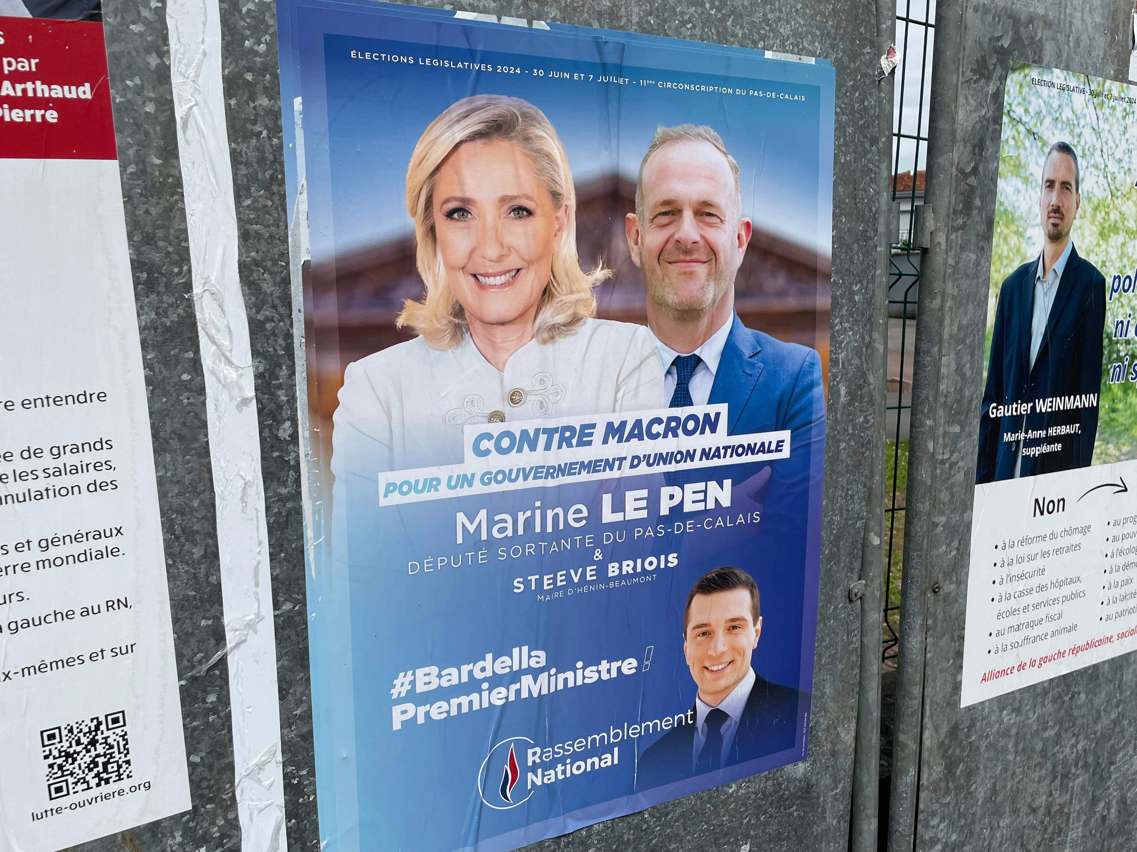 Marine Le Pen och lokale borgmästaren Steeve Briois ler segersäkert på valaffischerna i nordfranska Hénin-Beaumont. Foto: Wiktor Nummelin/TT
