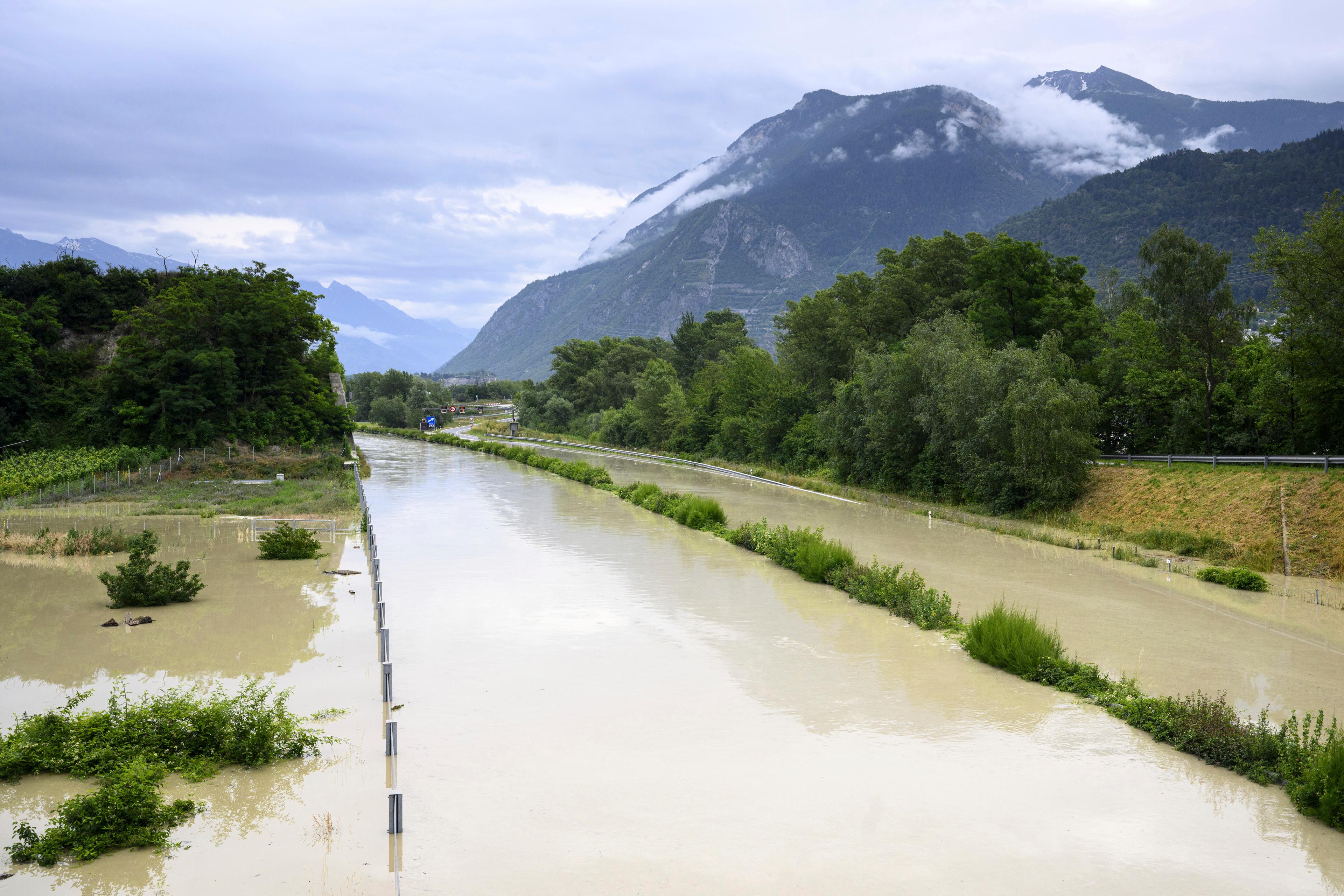 De kraftiga regnen har gjort att floden Rhône har svämmat över motorvägen A9 i Sierre, Schweiz. Foto: Jean-Christophe Bott/Keystone via AP/TT