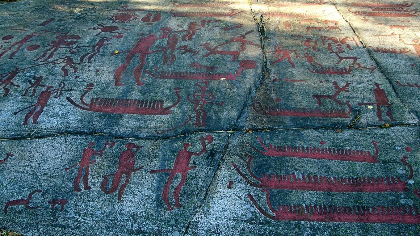 Fossumhällen ingår i Tanums hällristningsområde, ett av de svenska världsarven. Den anses vara områdets mest unika hällristning och kan läsas som en reseberättelse. Foto: Sven Rosborn