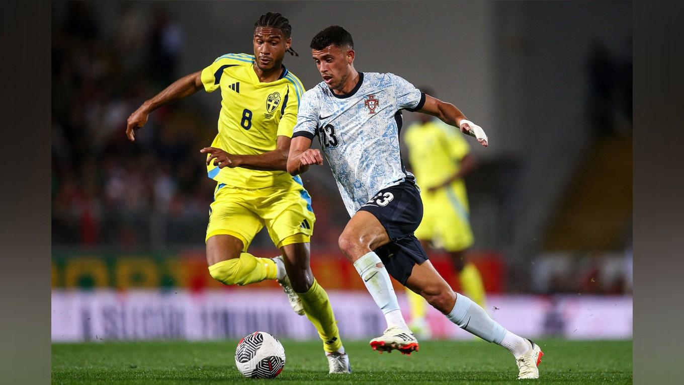 Jens Cajuste i kamp med portugisen Matheus Nunes. Foto: Diogo Cardoso/Getty Images