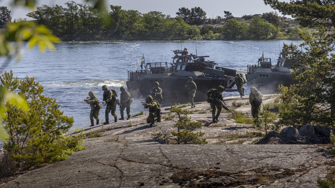 På bilden som är tagen den 11 juni 2022 ser man svenska och finska soldater genomföra övningar i samband med Baltic Operations (Baltops). Foto: Jonas Gratzer/Getty Images