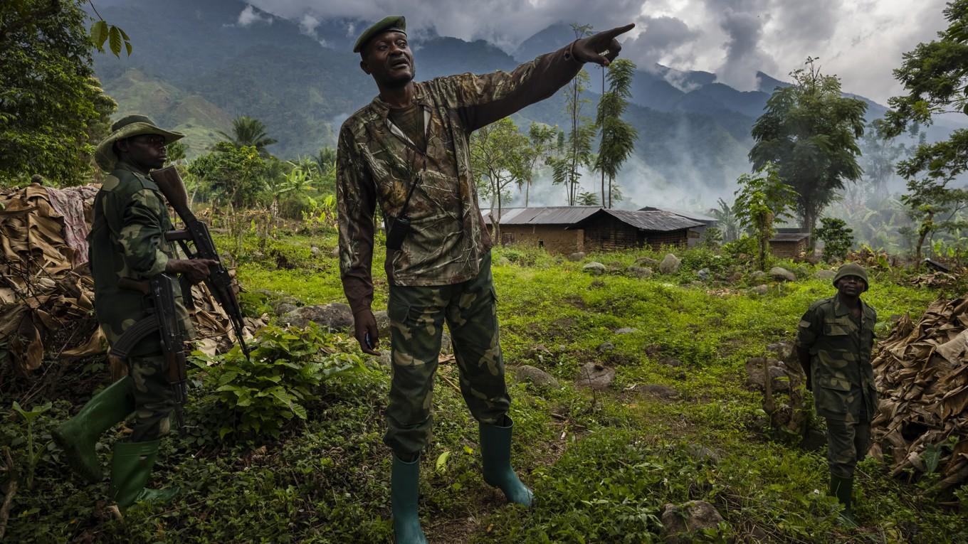 En kongolesisk armémajor pekar ut de rutter som den islamistiska rebellgruppen ADF har använt för att komma upp och attackera byn Mwenda i Kongo-Kinshasa den 7 april 2021. Foto: Brent Stirton/Getty Images