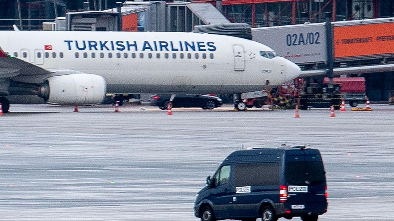 På bilden ses en polisbil bevaka ett gisslandrama på Hamburgs flygplats i norra Tyskland den 5 november 2023. Foto: News55/AFP via Getty Images