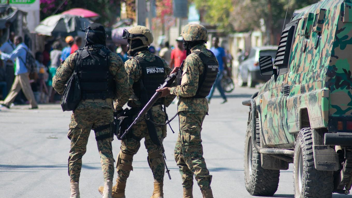 Haitisk polis i huvudstaden Port-au-Prince den 9 mars. Foto: Clarens Siffroy/AFP via Getty Images