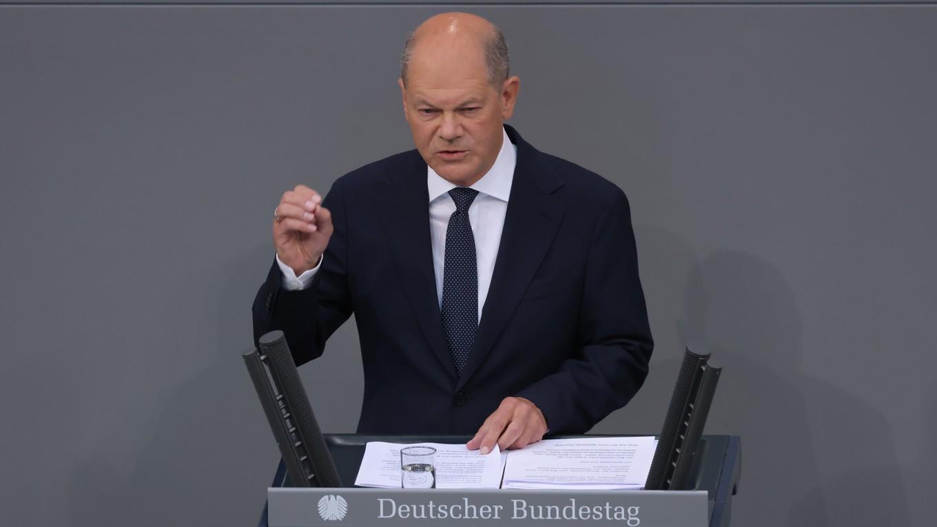 Tysklands förbundskansler Olaf Scholz talar i parlamentet den 6 juni. Foto: Sean Gallup/Getty Images