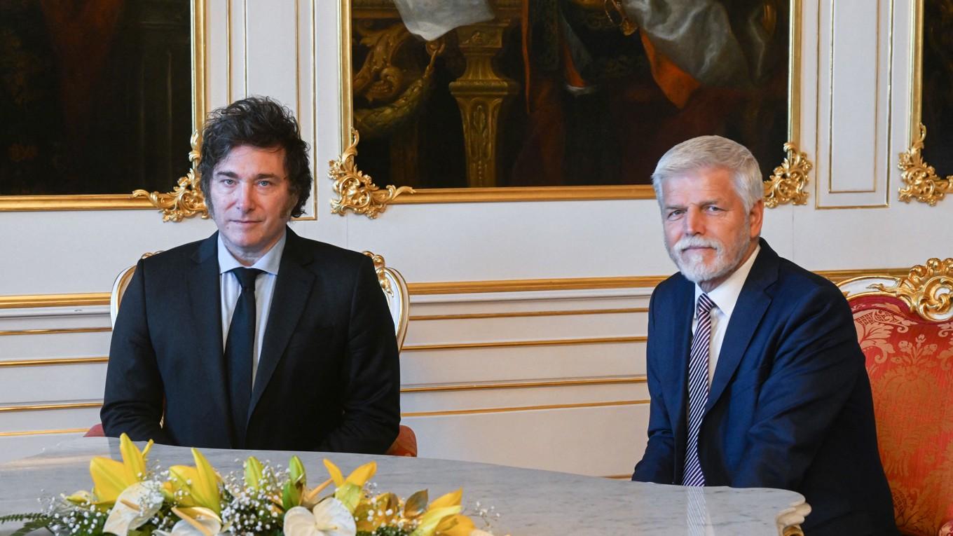 Argentinas president (till vänster) tillsammans med Tjeckiens president Petr Pavel den 24 juni i Prag. Foto: Michal Cizek/AFP via Getty Images