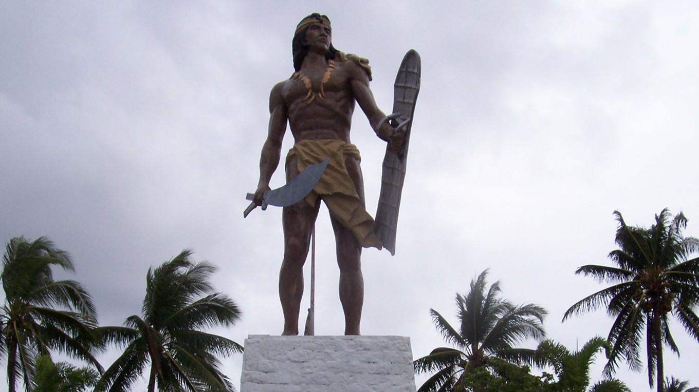 Monument över den filippinske hjälten Lapu-Lapu, som högg ihjäl den förste europén att sätta sin fot på Filippinerna. Lapu-Lapu var hövding där Cebu ligger i dag, och talade sannolikt cebuano. Foto: Privat