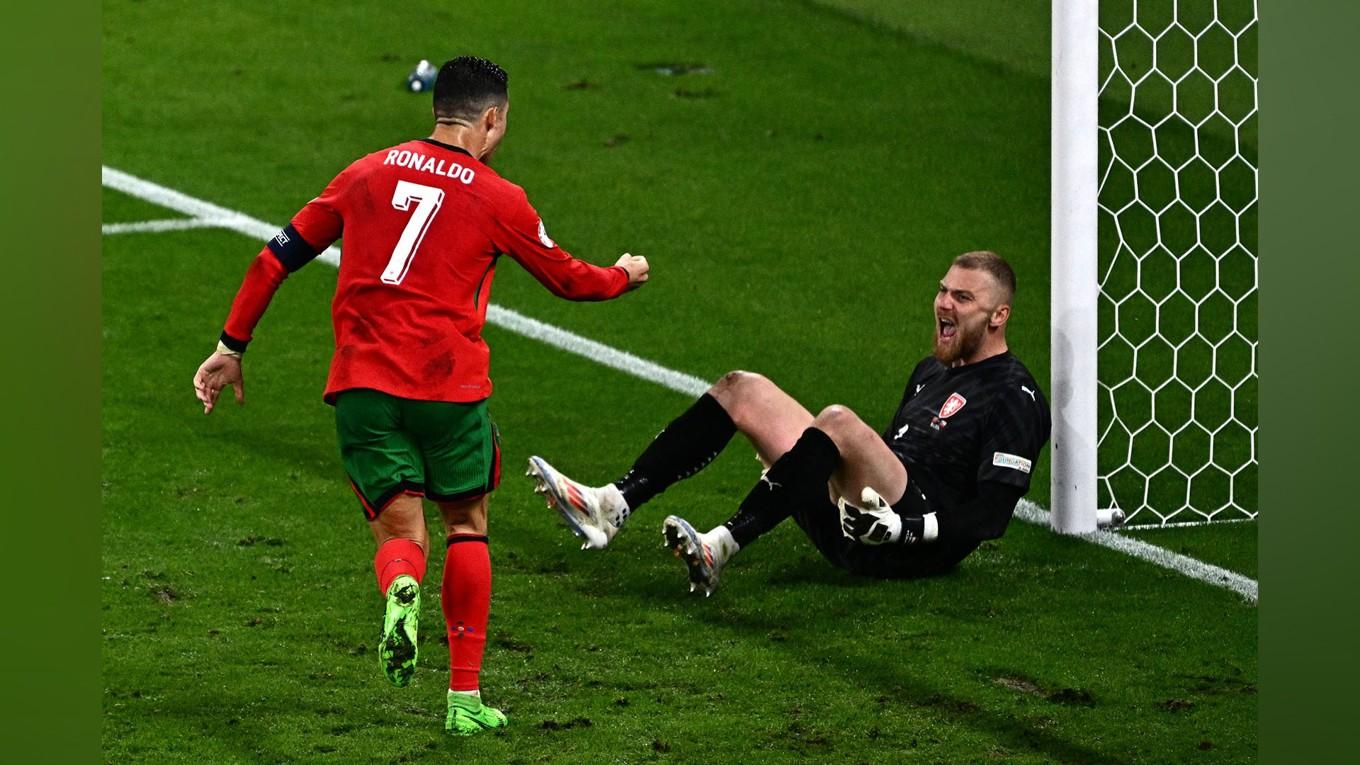 Cristiano Ronaldo hånar den tjeckiske målvakten Jindrich Stanek efter Portugals sena 2-1-mål. Något som inte tagits väl emot i världspressen. Foto: Garbiel Bouys/AFP/Getty Images