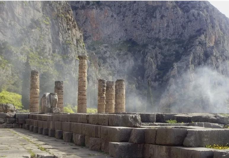 Ruinerna av templet i Delfi i Grekland. ”Känn dig själv” ska det ha stått ovanför ingången, men hur många vill egentligen lyssna inåt?  Foto: Public Domain