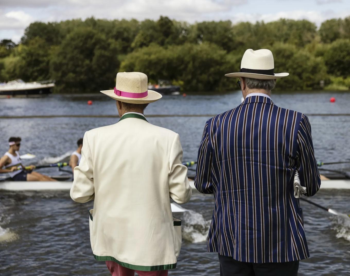 Förstagångsbesökare på Henley måste tänka till både en och två gånger innan de bestämmer sig för vilka kläder de ska bära under den klassiska roddtävlingen, som besökarna brukar betrakta från flodbankerna. De kvinnliga gästernas kjolfåll måste gå ner under knät. Att detta efterlevs kontrolleras vid entrén. De damer och herrar som inte hörsammar klädkoden, kommer obönhörligen att avvisas. Damer uppmuntras att bära hatt, men det är inget tvång. En student, som hade blivit nekad tillträde till Steward’s Enclosure på grund av att hennes kjol var för kort, anförde till sitt försvar det faktum att hennes klädsel hade passerat obemärkt i Royal Enclosure på Ascot. En representant för Henley gick då ut och förkunnade: ”Avsikten är att upprätthålla atmosfären av en engelsk trädgårdsfest från den edvardianska perioden, genom att bära en mer traditionell klänning”. Snacka om att sätta sig på sina höga hästar gentemot galoppfolket på Royal Ascot!
Att använda sin mobiltelefon inne på Steward’s Enclosure är strängt förbjudet. En klubbmedlem vars gäst begår överträdelsen, kan få sitt medlemskap indraget. Så håll i hatten på Henley!
Foto: Dan Kitwood/Getty Images