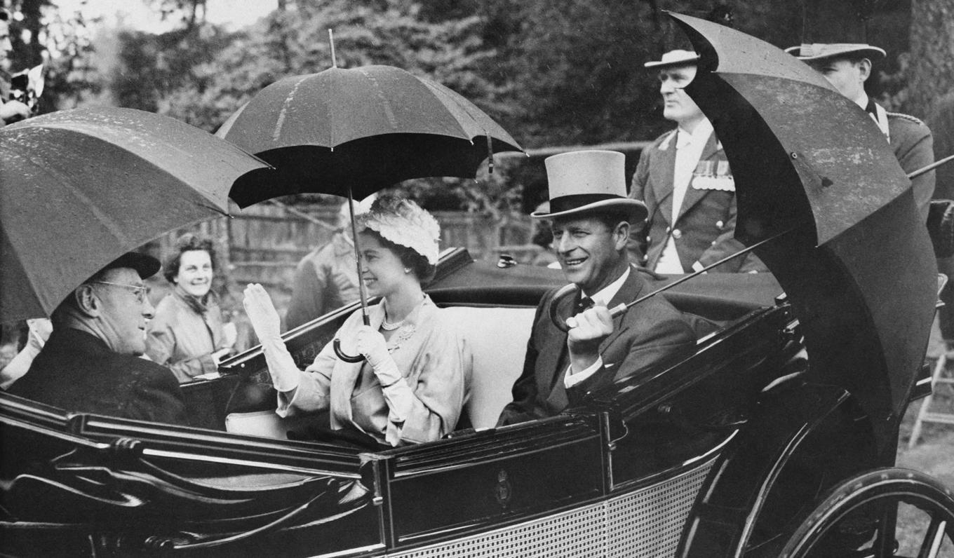 Vi hade i alla fall tur med vädret. Eller inte alls. Drottning Elizabeth II och prins Philip anländer till Royal Ascot 1960. En välbeställd expat-britt sade i en intervju att hans familj, som stadigvarande bodde på Barbados, varje sommar brukar återvända till släktens herrgård ”för att få uppleva den brittiska, två veckor långa sommaren”. Foto: AFP via Getty Images