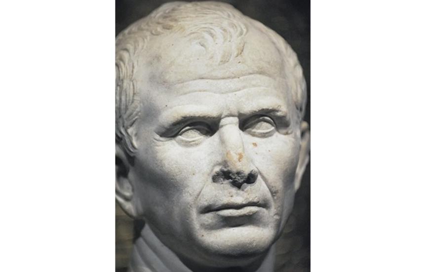 Denna byst i naturlig storlek föreställande Julius Caesar, här förevisad på Antique Arles Museum i Arles, tros vara den äldsta avbildningen av generalen som man känner till. Bysten, som är daterad till 46 f.Kr., hittades så sent som 2007 av dykare i floden Rhône utanför Arles i Provence. 2008 gick Frankrikes dåvarande kulturminister Christine Albanel ut och sade att man anser att bysten är den äldsta avbildningen av generalen som man känner till i dag. Foto: Gerard Julien/AFP via Getty Images