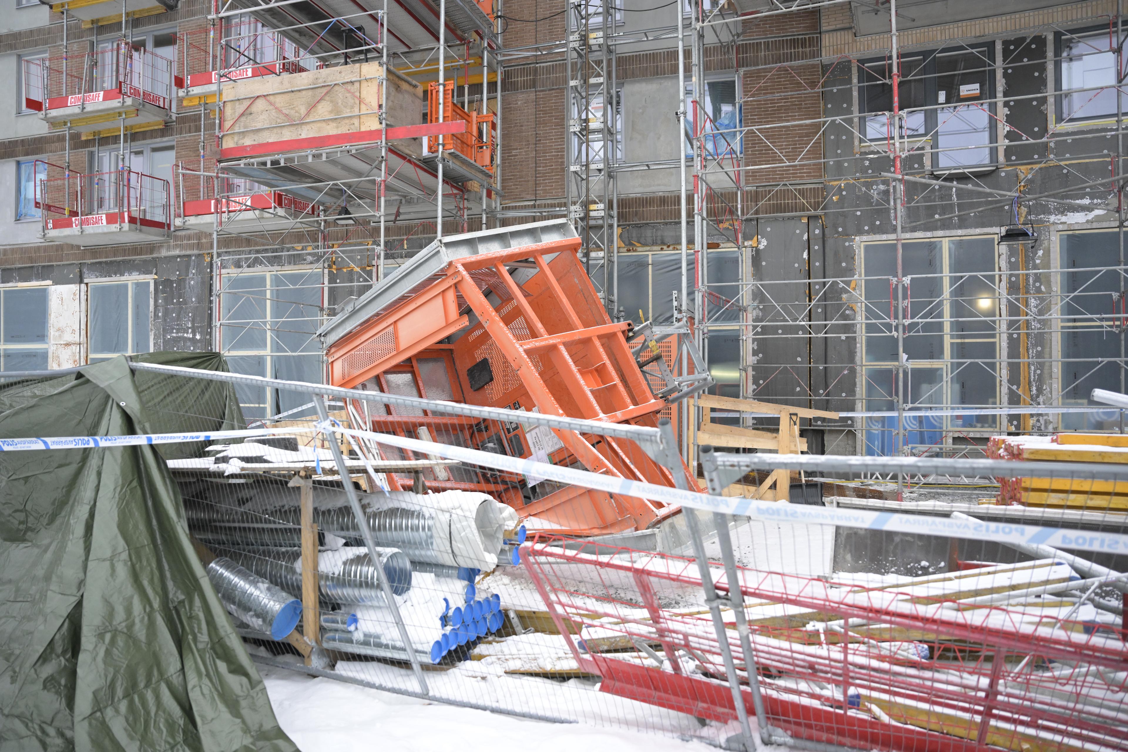 Fem personer dog när en bygghiss rasade flera meter i Sundbyberg i december förra året. Foto: Fredrik Sandberg/TT