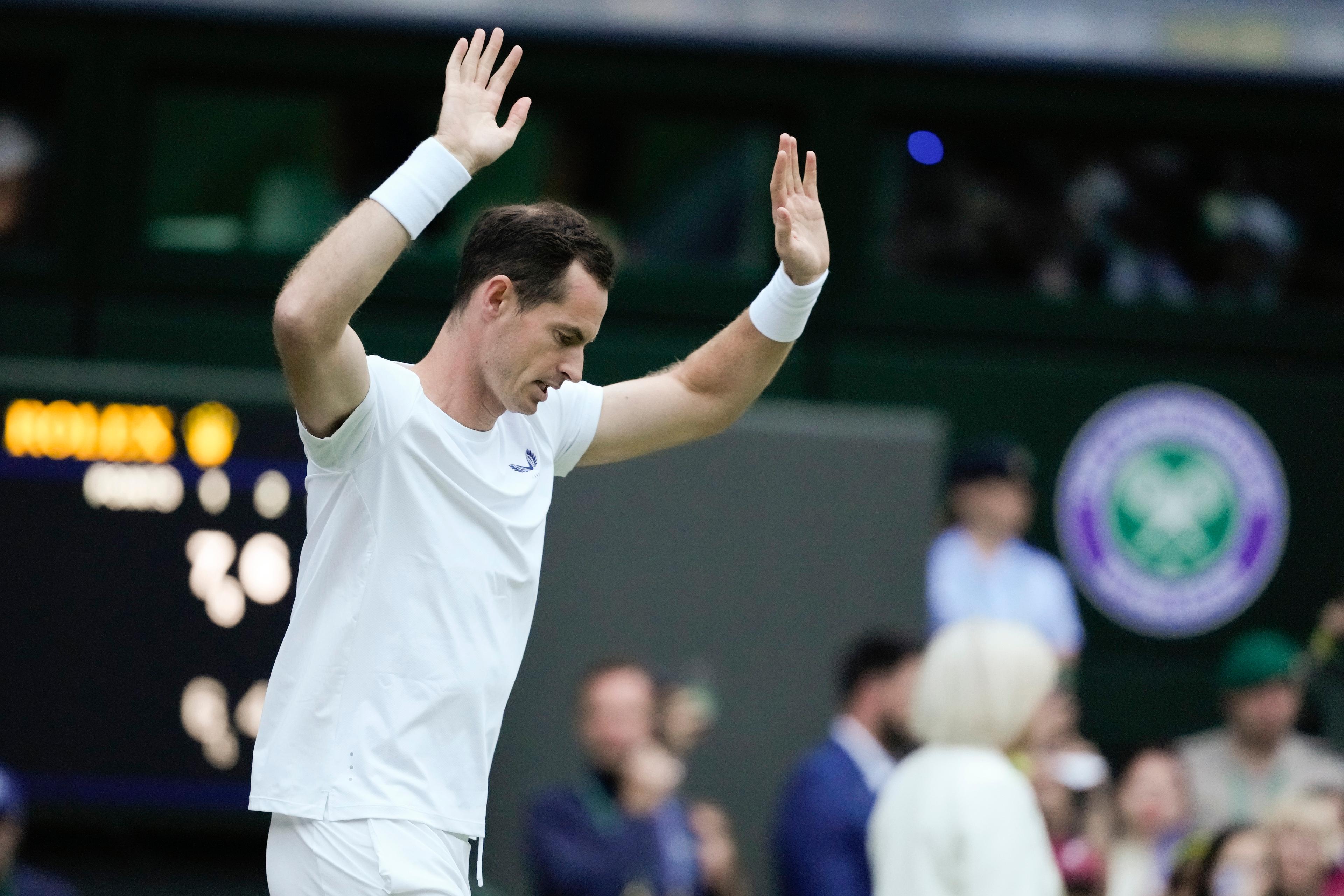 Andy Murray vinkar till publiken. Foto: Kirsty Wigglesworth/AP/TT