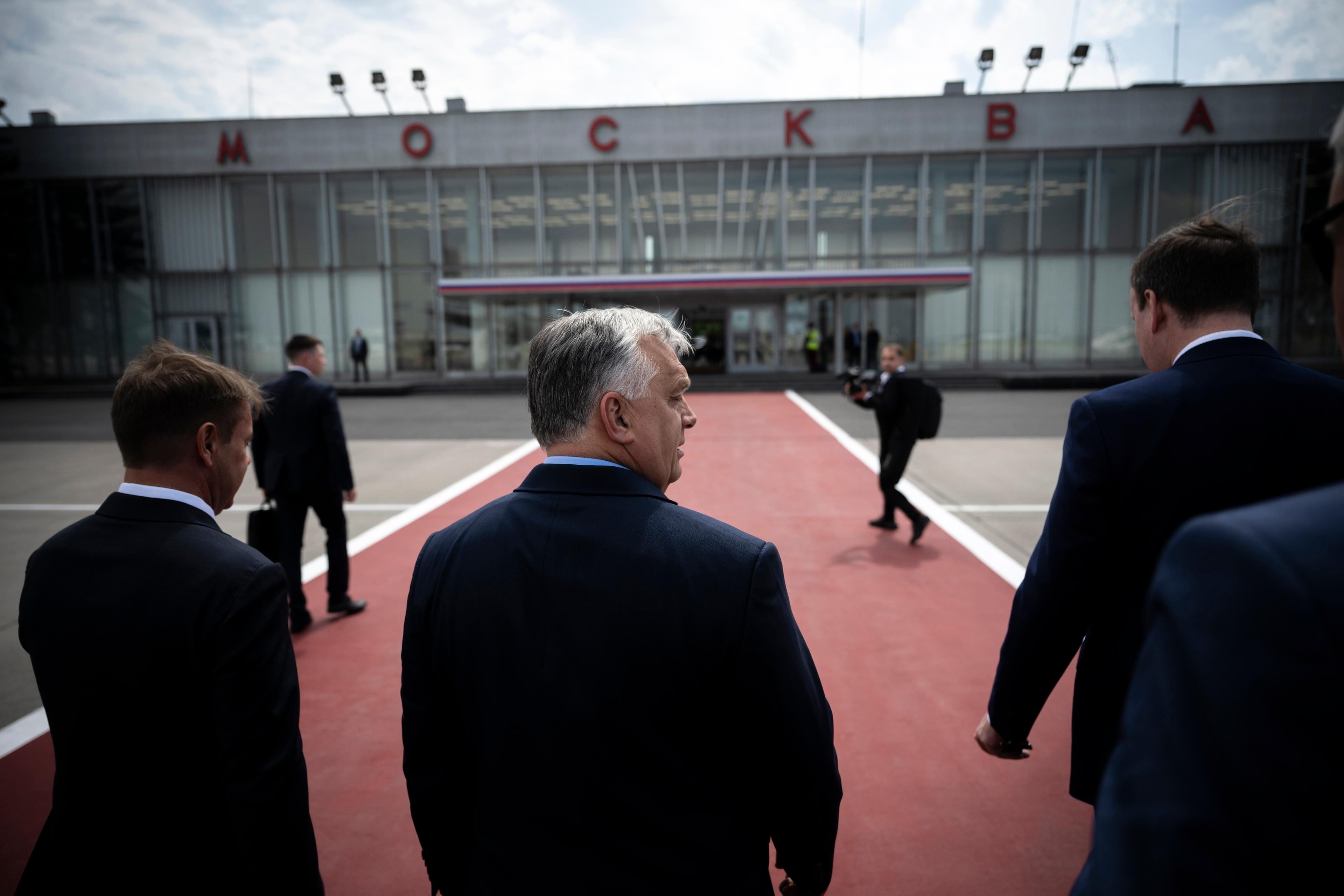 Viktor Orbán vid ankomst till Moskva, på en bild som distribueras av hans egen stab. Foto: Vivien Cher Benko/Ungerns premiärministerstab/MTI via AP/TT