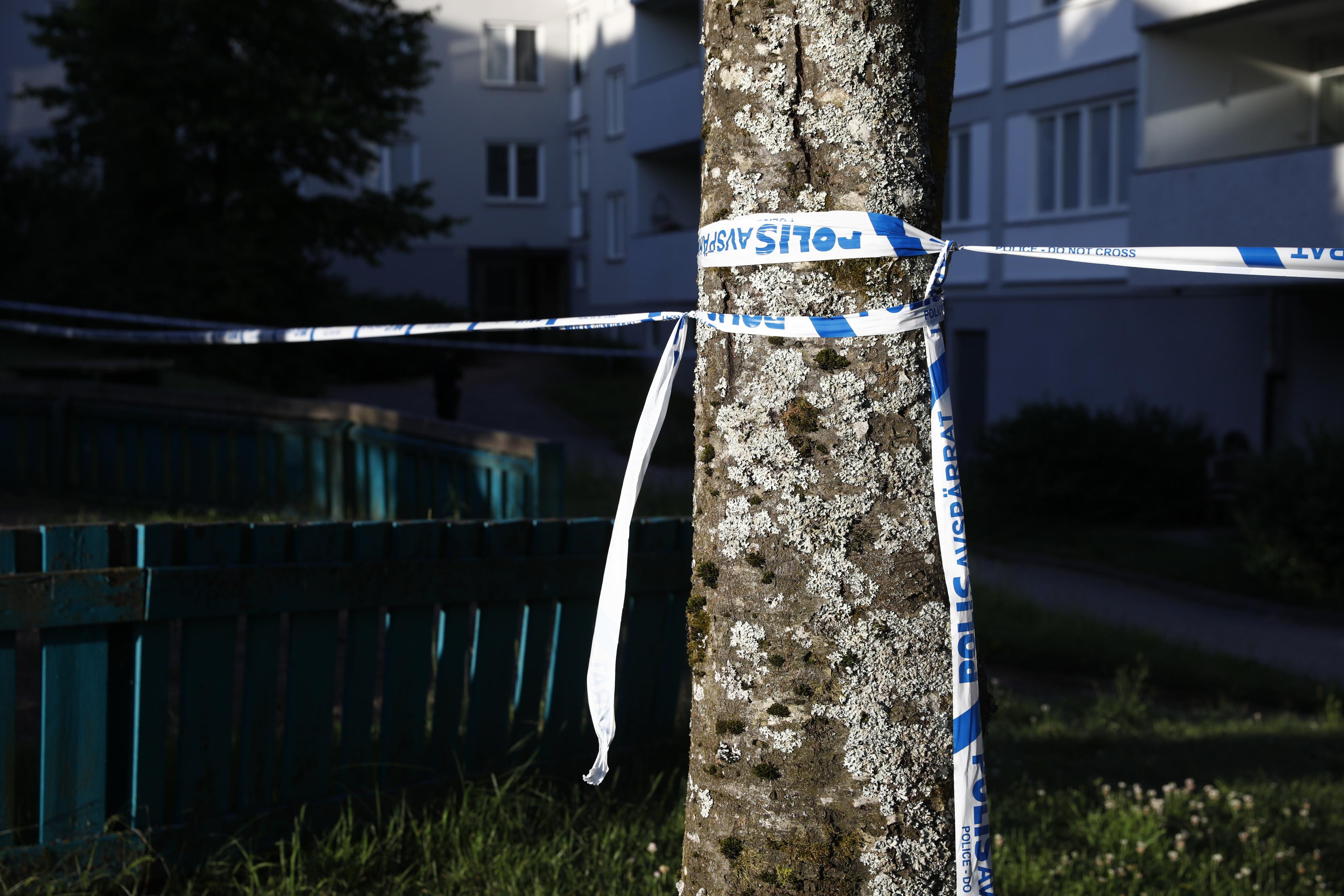 Polis och ambulans larmades till en lägenhet i området Blombacka vid 04-tiden på tisdagsmorgonen. Foto: Mickan Mörk/TT