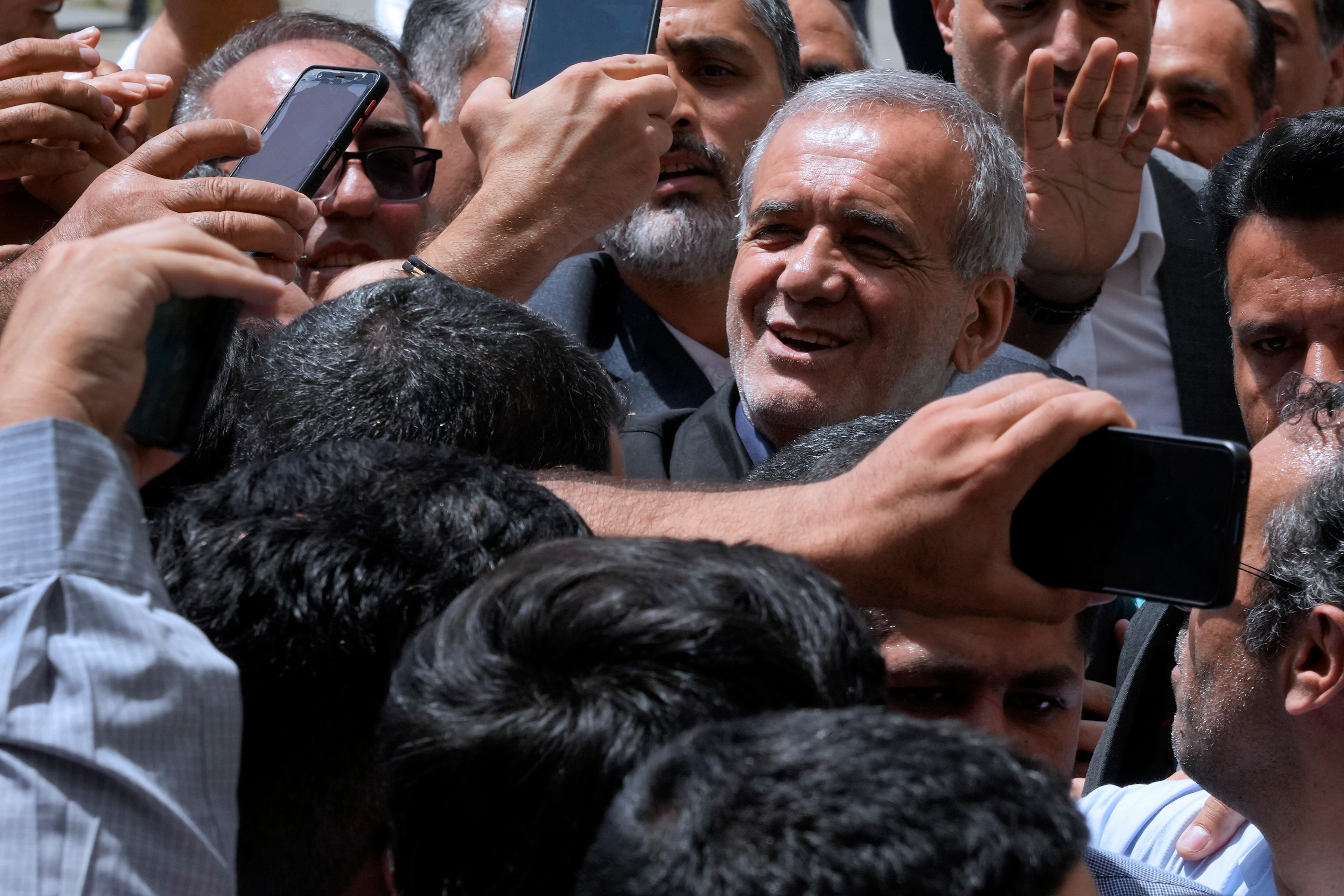 Irans nye president Masoud Pezeshkian. Bild från i fredags. Foto: Vahid Salemi/AP/TT