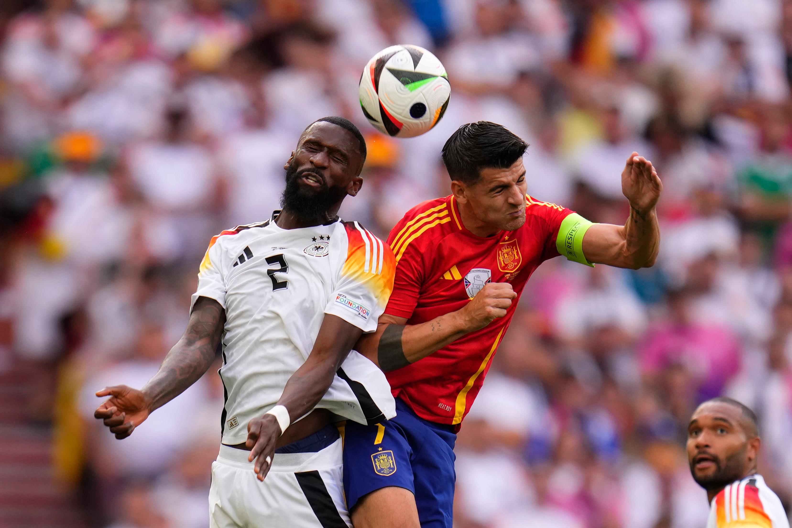 Spaniens Alvaro Morata, till höger, i en duell med Tysklands Antonio Rüdiger. Foto: Manu Fernandez/AP/TT