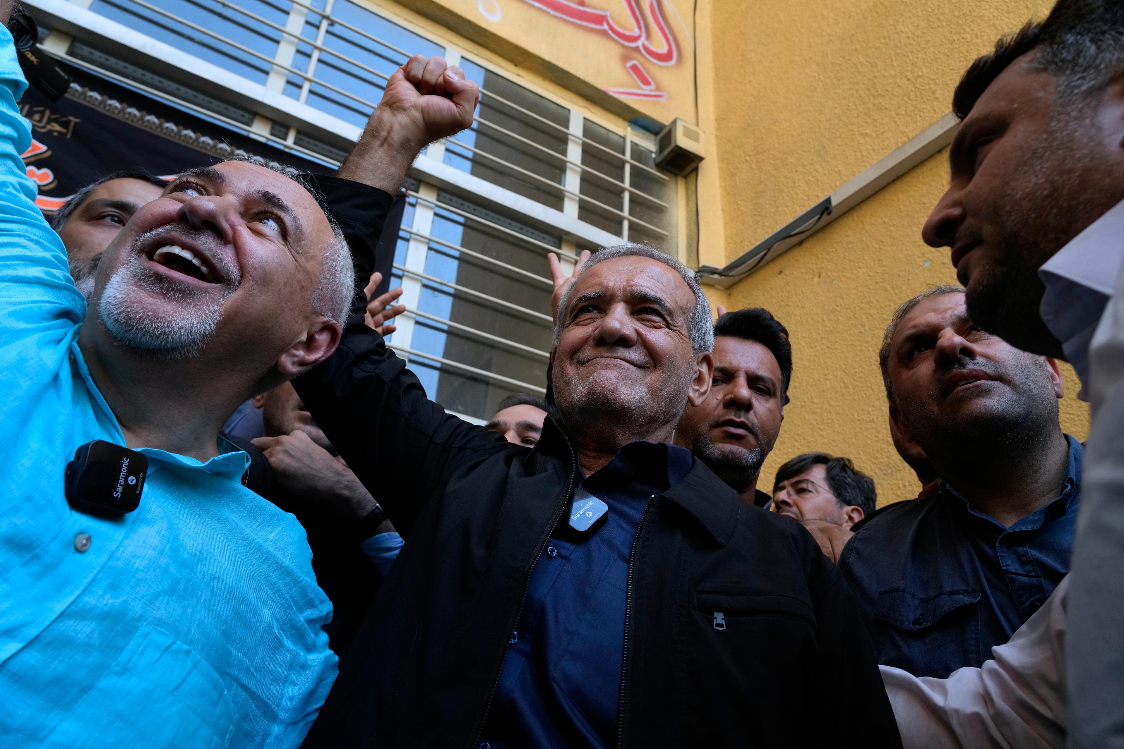 Masoud Pezeshkian (i mitten) blir Irans nye president. Foto: Vahid Salemi/AP/TT