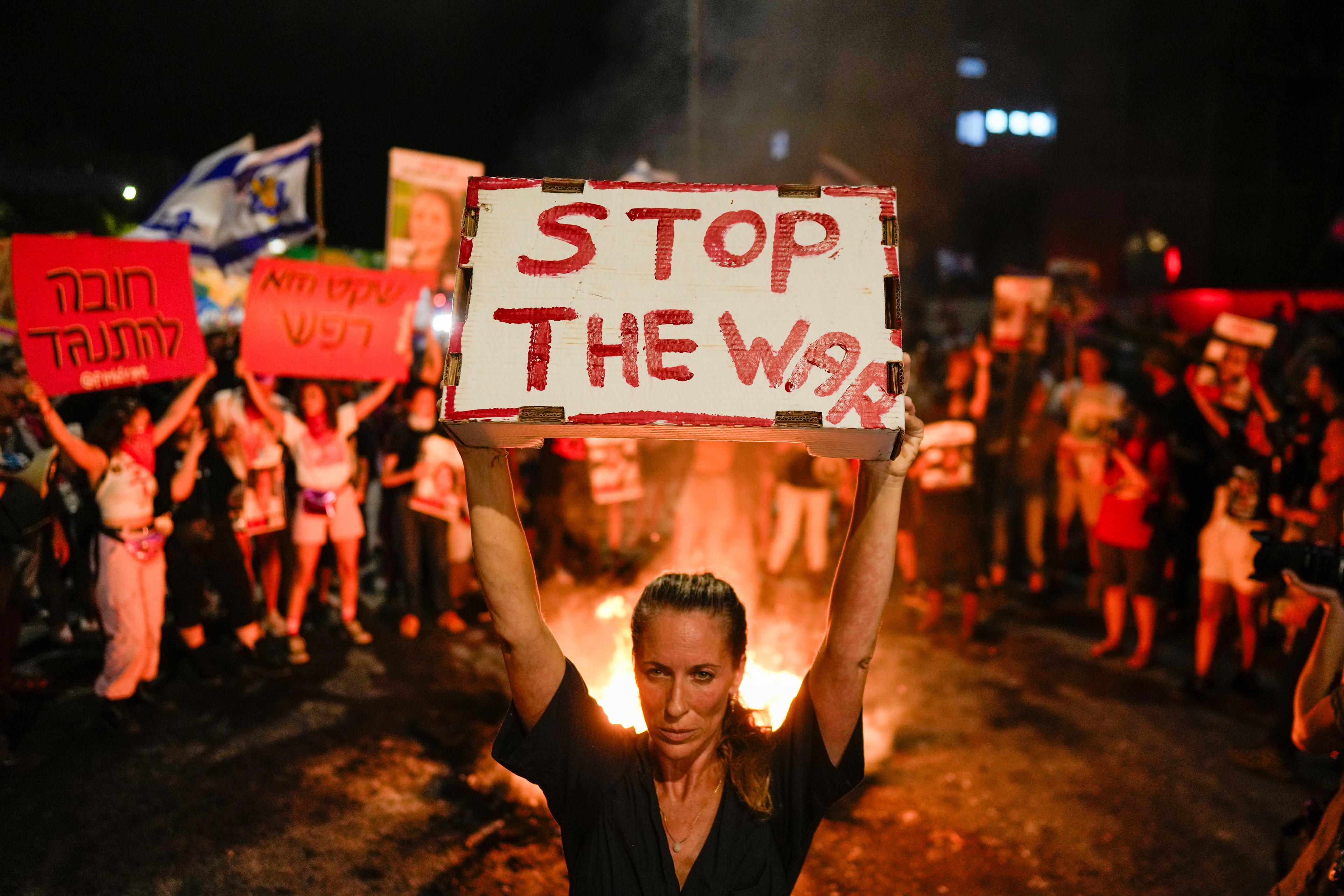 Israeler protesterar mot kriget och manar till ett gisslanavtal i Tel Aviv i slutet av juni. Foto: Ohad Zwigenberg/AP/TT