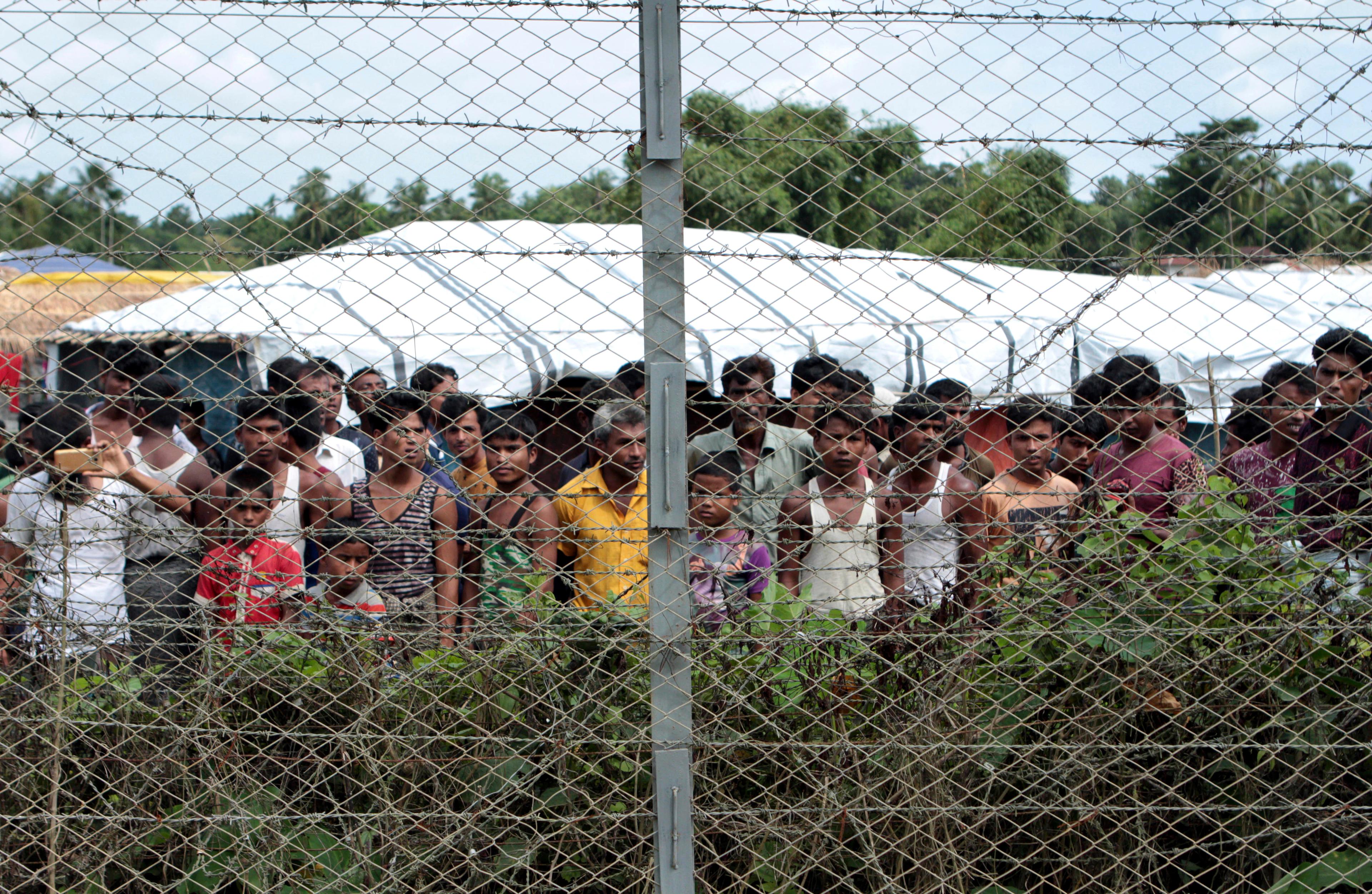 Rohingyer på flykt i ingenmansland mellan Myanmar och Bangladesh 2018. Sedan en skör vapenvila bröts i slutet av 2023 ökar oron för förnyad förföljelse av rohingyerna. Foto: Min Kyi Thein/AP/TT