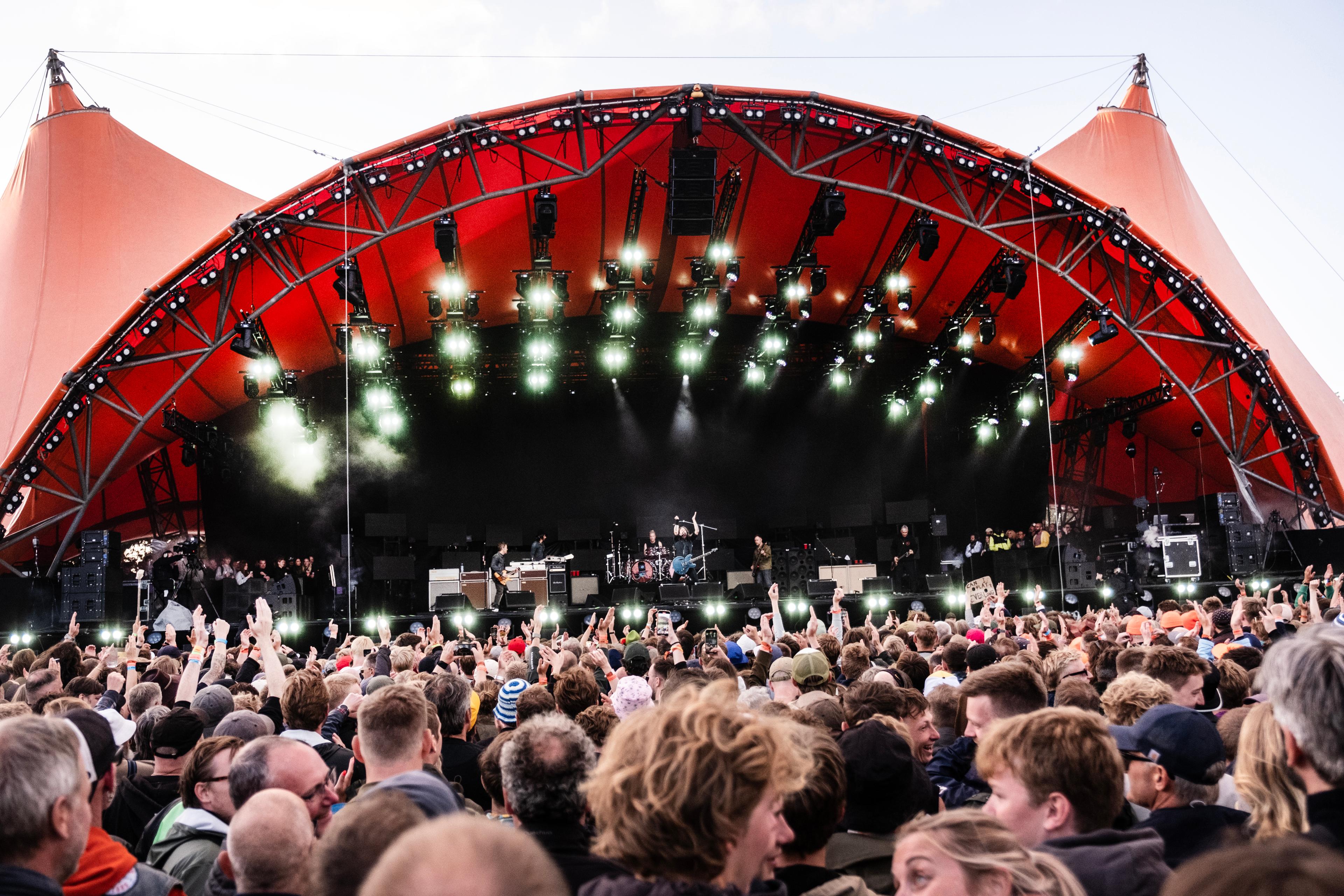 Dåligt väder ser ut att bli värre på årets Roskildefestival. Bild från Foo Fighters konsert under fredagen. Foto: Helle Arensbak/Ritzau/Scanpix