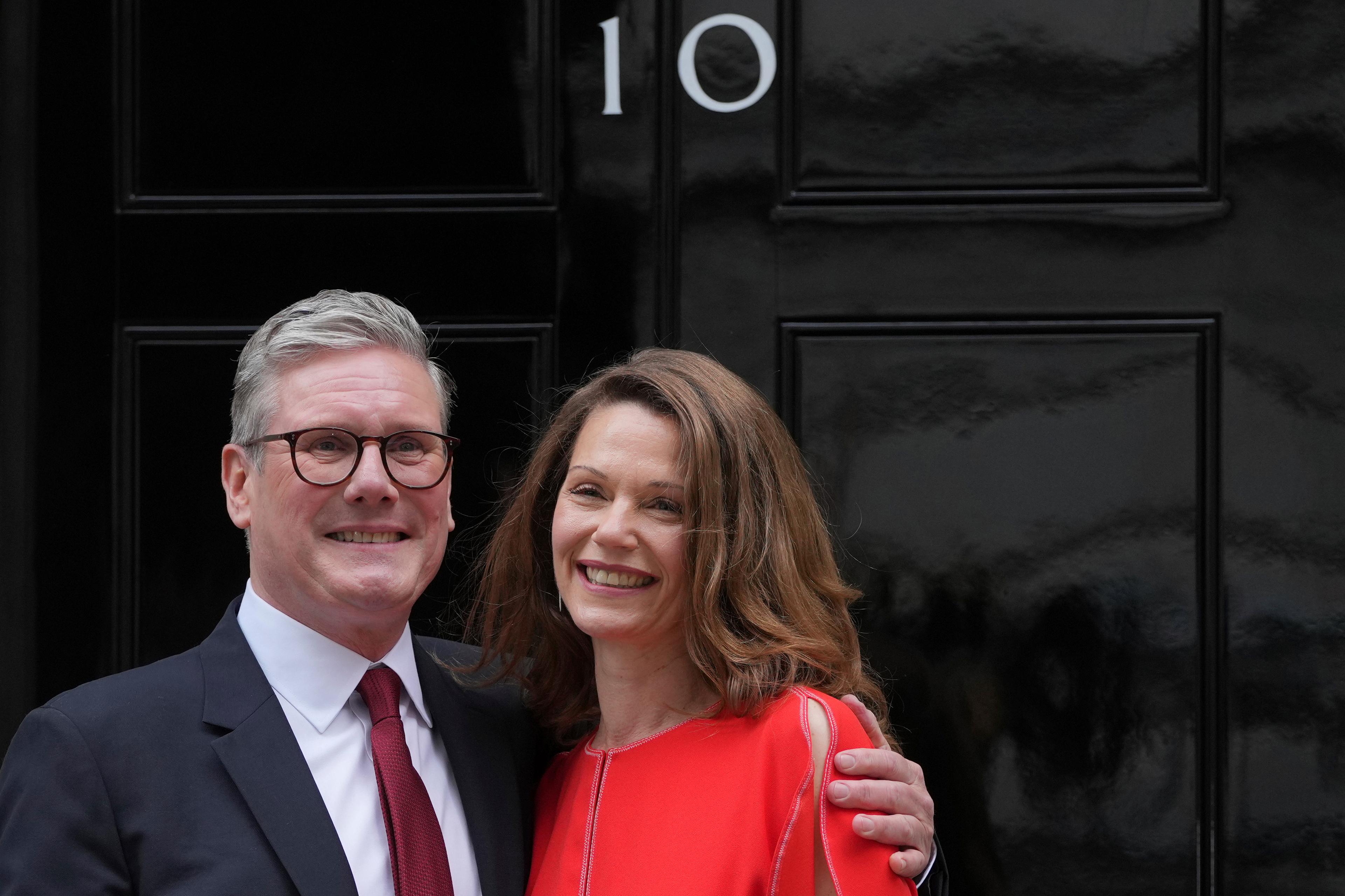 Storbritanniens nye premiärminister Keir Starmer och hans fru Victoria Starmer framför "number ten". Foto: Kin Cheung/AP/TT